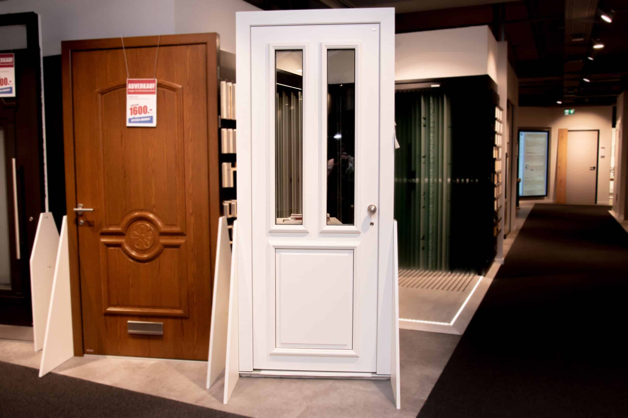 Holz-Aluminium Haustür Modell HA Edition 320 Maße: 950 mm x 2.240 mm DIN Richtung: nach innen rechts Farbe außen: RAL 9016 verkehrsweiß Farbe innen: RAL 9016 verkehrsweiß