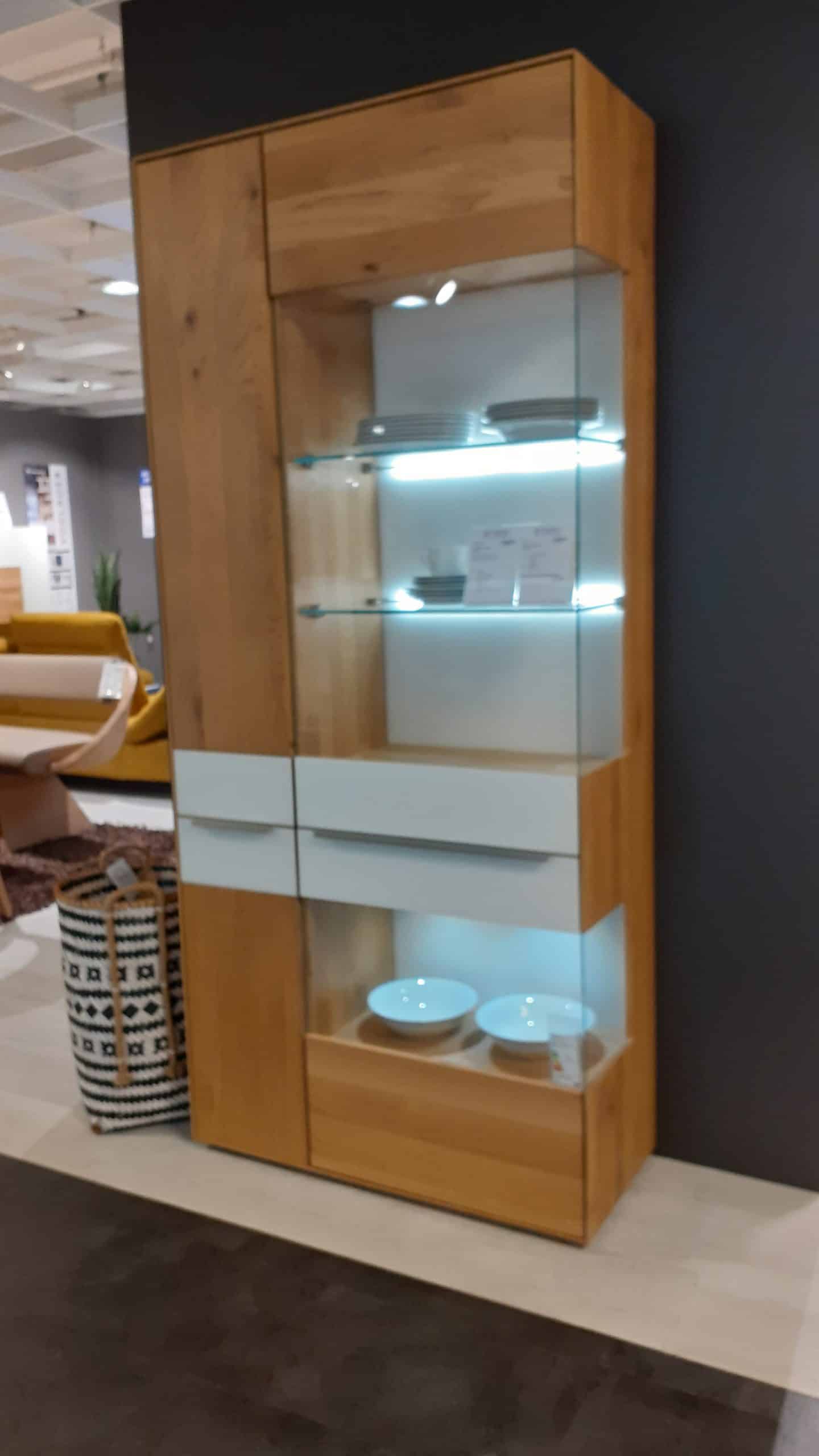 Profitieren Sie von unserem Abverkauf bei Möbelhaus Thiex und sichern Sie sich die Vitrine Ramos in Eiche Bianco massiv geölt. Aktuell um 34% reduziert! Besuchen Sie uns jetzt und entdecken Sie weitere Prozente auf hochwertige Möbelstücke.
