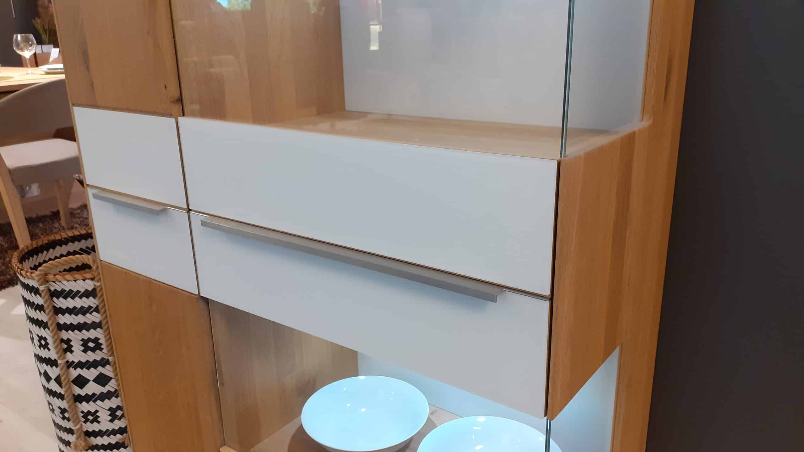 Profitieren Sie von unserem Abverkauf bei Möbelhaus Thiex und sichern Sie sich die Vitrine Ramos in Eiche Bianco massiv geölt. Aktuell um 34% reduziert! Besuchen Sie uns jetzt und entdecken Sie weitere Prozente auf hochwertige Möbelstücke.