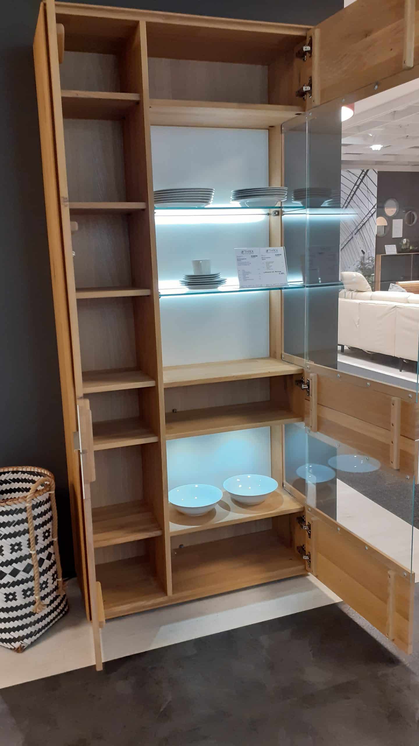 Profitieren Sie von unserem Abverkauf bei Möbelhaus Thiex und sichern Sie sich die Vitrine Ramos in Eiche Bianco massiv geölt. Aktuell um 34% reduziert! Besuchen Sie uns jetzt und entdecken Sie weitere Prozente auf hochwertige Möbelstücke.