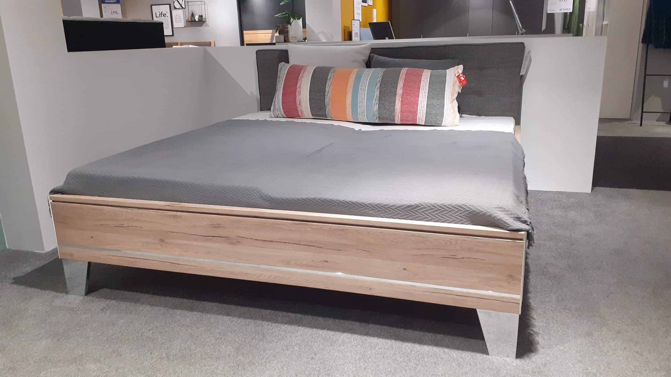 Entdecken Sie das elegante Doppelbett Sonate in der Ausführung Eiche Sanremo. Bei Möbelhaus Thiex erhalten Sie dieses hochwertige Bett jetzt im Abverkauf mit einem unschlagbaren Rabatt von 30%. Das Doppelbett Sonate besticht durch sein zeitloses Design und bietet Ihnen eine komfortable Liegefläche von 180x200 cm. Verleihen Sie Ihrem Schlafzimmer einen Hauch von Luxus und gönnen Sie sich dieses Schnäppchen. Besuchen Sie unsere Homepage, um weitere Informationen zu erhalten und das Doppelbett Sonate Eiche Sanremo zu bestellen.