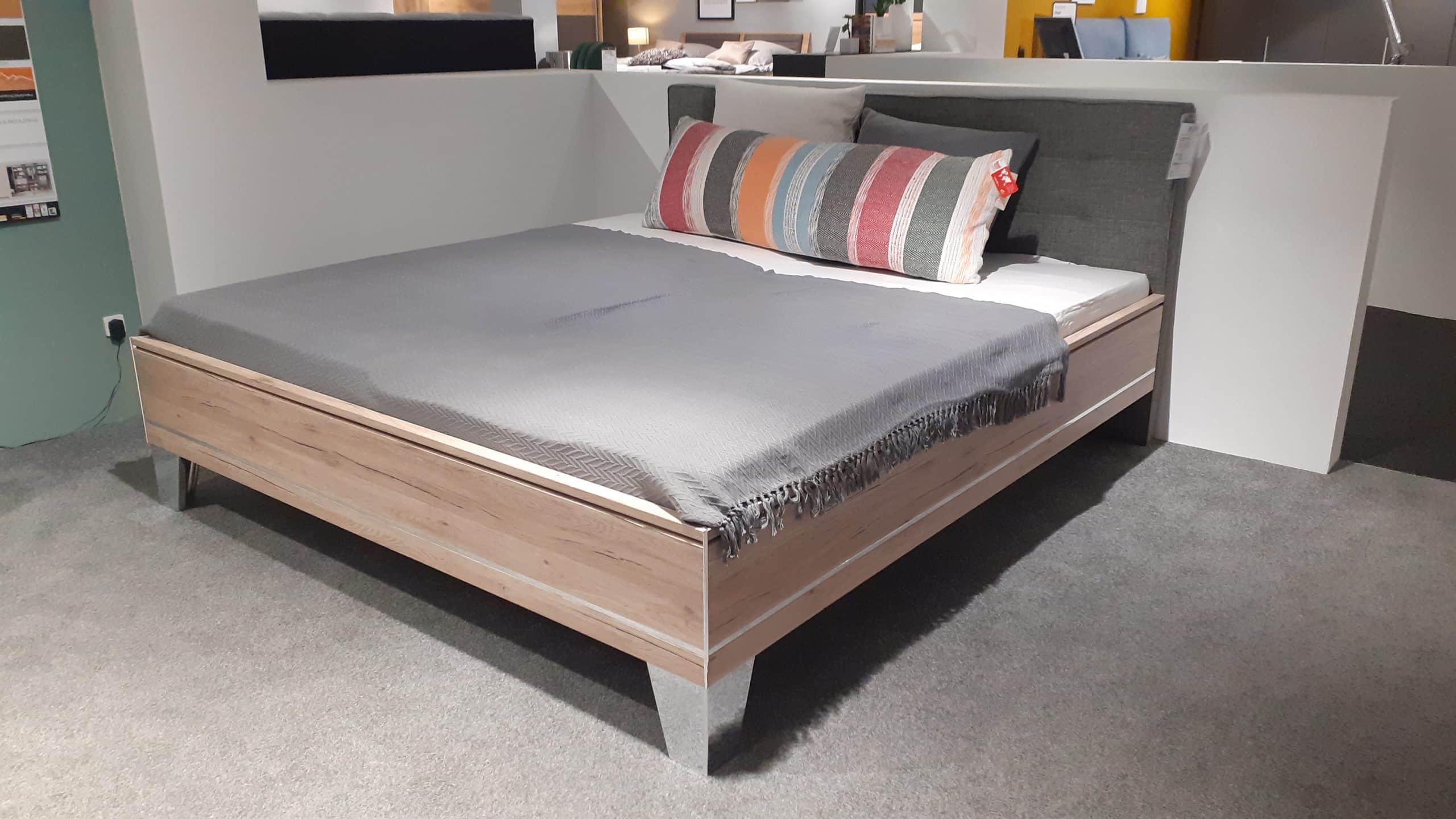 Entdecken Sie das elegante Doppelbett Sonate in der Ausführung Eiche Sanremo. Bei Möbelhaus Thiex erhalten Sie dieses hochwertige Bett jetzt im Abverkauf mit einem unschlagbaren Rabatt von 30%. Das Doppelbett Sonate besticht durch sein zeitloses Design und bietet Ihnen eine komfortable Liegefläche von 180x200 cm. Verleihen Sie Ihrem Schlafzimmer einen Hauch von Luxus und gönnen Sie sich dieses Schnäppchen. Besuchen Sie unsere Homepage, um weitere Informationen zu erhalten und das Doppelbett Sonate Eiche Sanremo zu bestellen.