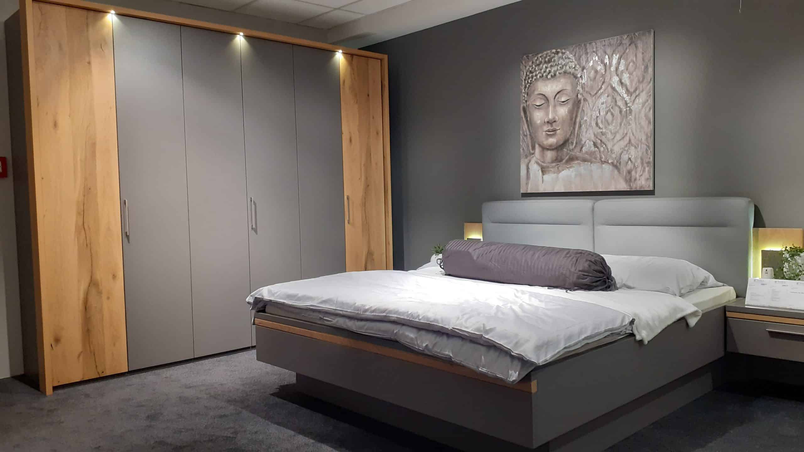 Entdecken Sie das stilvolle Schlafzimmer Celina in der Ausführung Lack mit Akzenten aus furniertem Holz. Bei Möbelhaus Thiex erhalten Sie dieses hochwertige Set jetzt im Abverkauf mit einem unschlagbaren Rabatt von 30%. Das Schlafzimmer Celina besticht durch sein modernes Design und bietet Ihnen viel Stauraum sowie Komfort für erholsame Nächte. Nutzen Sie diese Gelegenheit und verpassen Sie nicht den Abverkauf. Besuchen Sie unsere Homepage, um weitere Informationen zu erhalten und das Schlafzimmer Celina Lack, Akzent furniert zu bestellen.