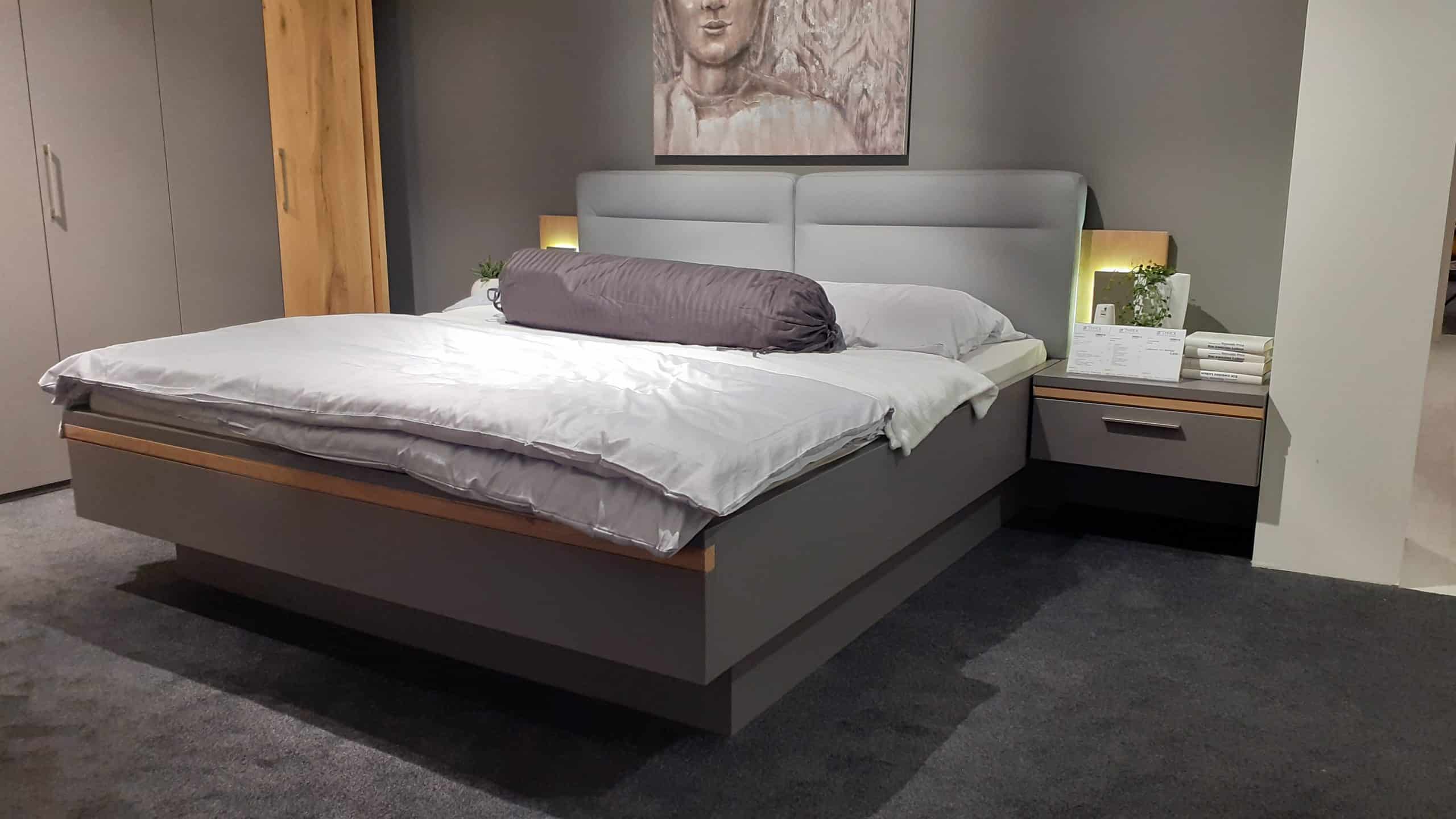 Entdecken Sie das stilvolle Schlafzimmer Celina in der Ausführung Lack mit Akzenten aus furniertem Holz. Bei Möbelhaus Thiex erhalten Sie dieses hochwertige Set jetzt im Abverkauf mit einem unschlagbaren Rabatt von 30%. Das Schlafzimmer Celina besticht durch sein modernes Design und bietet Ihnen viel Stauraum sowie Komfort für erholsame Nächte. Nutzen Sie diese Gelegenheit und verpassen Sie nicht den Abverkauf. Besuchen Sie unsere Homepage, um weitere Informationen zu erhalten und das Schlafzimmer Celina Lack, Akzent furniert zu bestellen.