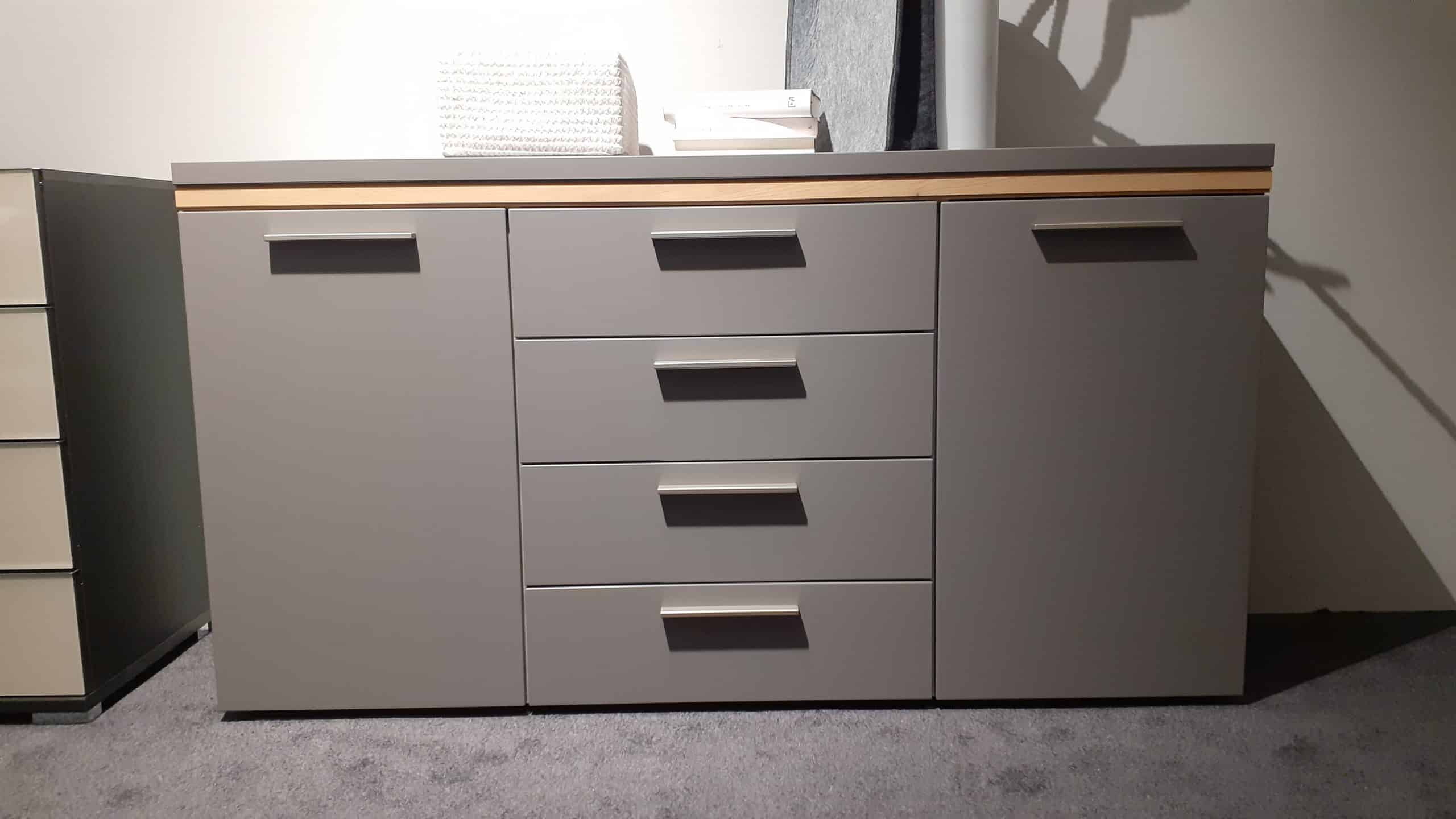 Entdecken Sie das stilvolle Schlafzimmer Celina in der Ausführung Lack mit Akzenten aus furniertem Holz. Bei Möbelhaus Thiex erhalten Sie dieses hochwertige Set jetzt im Abverkauf mit einem unschlagbaren Rabatt von 30%. Das Schlafzimmer Celina besticht durch sein modernes Design und bietet Ihnen viel Stauraum sowie Komfort für erholsame Nächte. Nutzen Sie diese Gelegenheit und verpassen Sie nicht den Abverkauf. Besuchen Sie unsere Homepage, um weitere Informationen zu erhalten und das Schlafzimmer Celina Lack, Akzent furniert zu bestellen.
