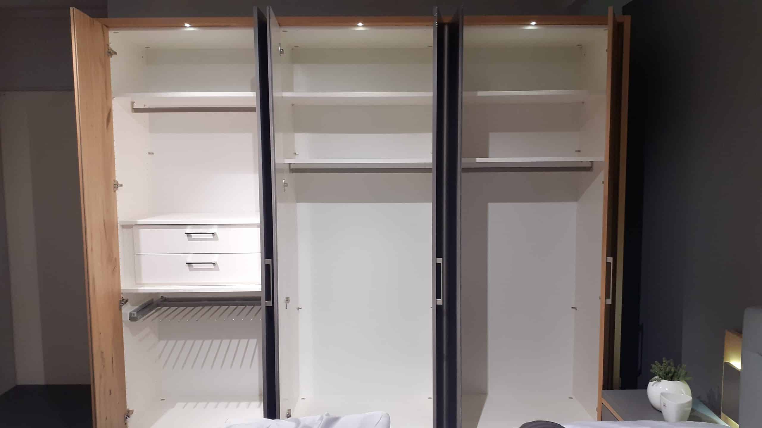 Entdecken Sie das stilvolle Schlafzimmer Celina in der Ausführung Lack mit Akzenten aus furniertem Holz. Bei Möbelhaus Thiex erhalten Sie dieses hochwertige Set jetzt im Abverkauf mit einem unschlagbaren Rabatt von 30%. Das Schlafzimmer Celina besticht durch sein modernes Design und bietet Ihnen viel Stauraum sowie Komfort für erholsame Nächte. Nutzen Sie diese Gelegenheit und verpassen Sie nicht den Abverkauf. Besuchen Sie unsere Homepage, um weitere Informationen zu erhalten und das Schlafzimmer Celina Lack, Akzent furniert zu bestellen.