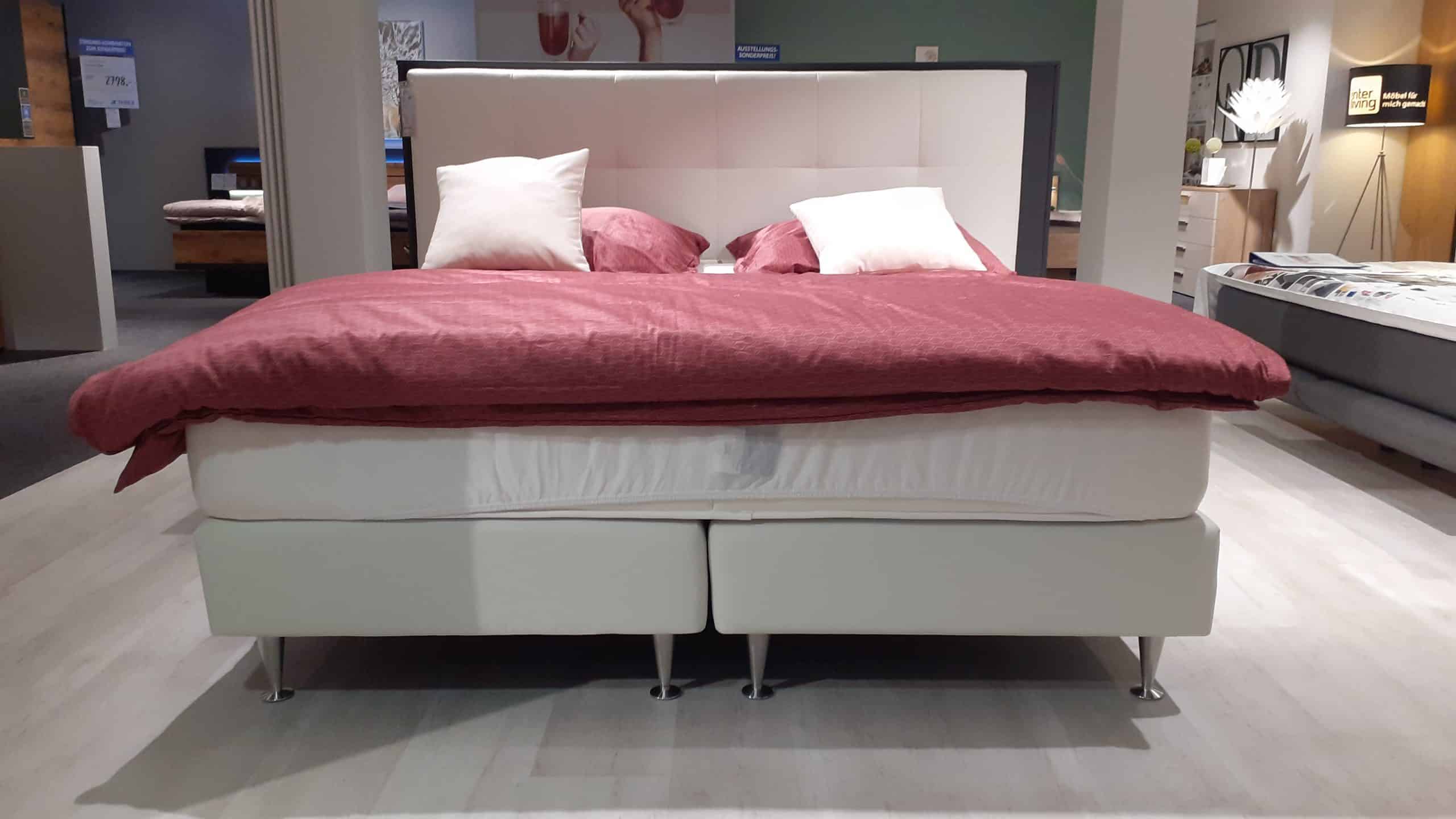 Entdecken Sie das luxuriöse Boxspringbett Paris mit einer großzügigen Liegefläche von 180x200 cm. Bei Möbelhaus Thiex erhalten Sie dieses hochwertige Bett jetzt im Abverkauf mit einem unschlagbaren Rabatt von 34%. Das Boxspringbett Paris bietet Ihnen höchsten Schlafkomfort und ein elegantes Design. Gönnen Sie sich eine erholsame Nachtruhe in diesem traumhaften Bett zu einem unschlagbaren Preis. Besuchen Sie unsere Homepage, um weitere Informationen zu erhalten und das Boxspringbett Paris zu bestellen.