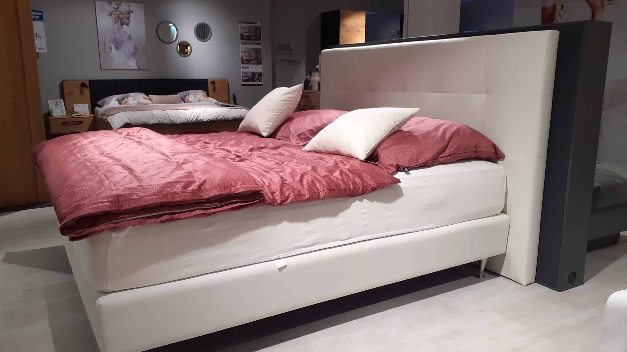 Entdecken Sie das luxuriöse Boxspringbett Paris mit einer großzügigen Liegefläche von 180x200 cm. Bei Möbelhaus Thiex erhalten Sie dieses hochwertige Bett jetzt im Abverkauf mit einem unschlagbaren Rabatt von 34%. Das Boxspringbett Paris bietet Ihnen höchsten Schlafkomfort und ein elegantes Design. Gönnen Sie sich eine erholsame Nachtruhe in diesem traumhaften Bett zu einem unschlagbaren Preis. Besuchen Sie unsere Homepage, um weitere Informationen zu erhalten und das Boxspringbett Paris zu bestellen.