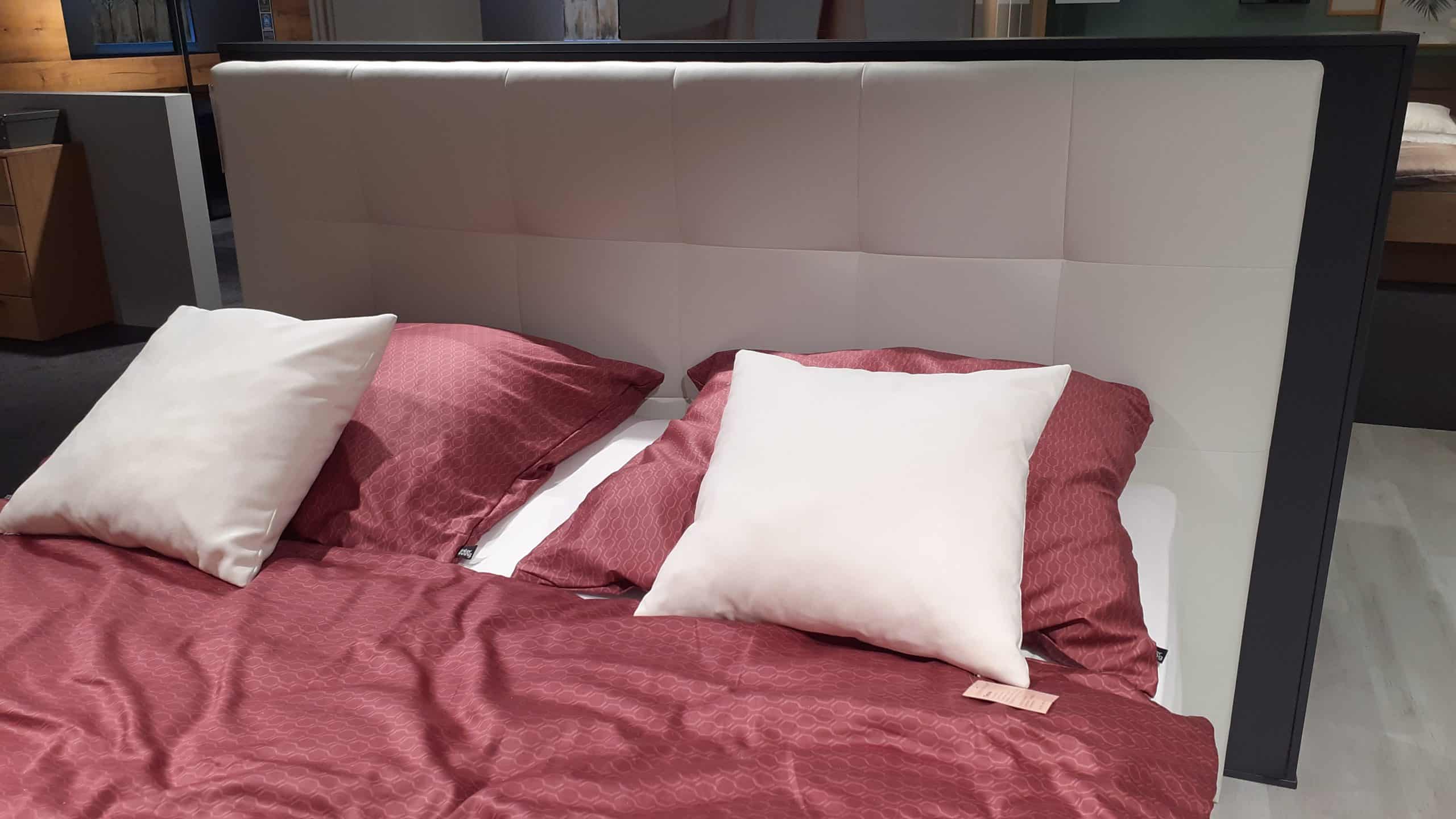 Entdecken Sie das luxuriöse Boxspringbett Paris mit einer großzügigen Liegefläche von 180x200 cm. Bei Möbelhaus Thiex erhalten Sie dieses hochwertige Bett jetzt im Abverkauf mit einem unschlagbaren Rabatt von 34%. Das Boxspringbett Paris bietet Ihnen höchsten Schlafkomfort und ein elegantes Design. Gönnen Sie sich eine erholsame Nachtruhe in diesem traumhaften Bett zu einem unschlagbaren Preis. Besuchen Sie unsere Homepage, um weitere Informationen zu erhalten und das Boxspringbett Paris zu bestellen.