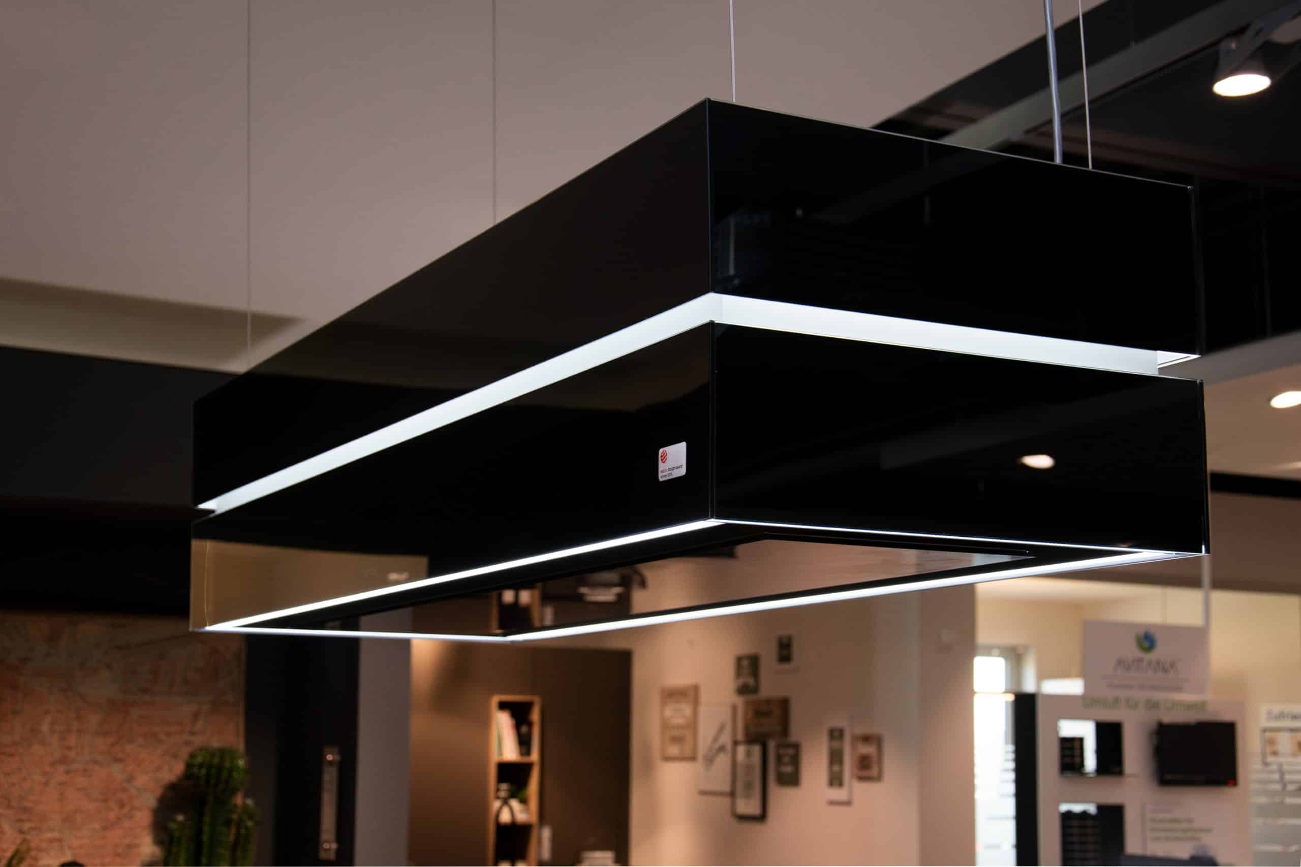 Elegante Einbauküche: NX 870 Front in Onyxschwarz feinmatt, harmonisch kombiniert mit Lärche geräuchert. Diese Küche vereint modernes Design mit natürlicher Wärme. Mit individuellen Anpassungsmöglichkeiten an Ihre Räumlichkeiten wird diese Küche zum Herzstück Ihres Zuhauses. Entdecken Sie zeitlose Schönheit und Funktionalität in einer Einbauküche, die Ihre Bedürfnisse erfüllt.