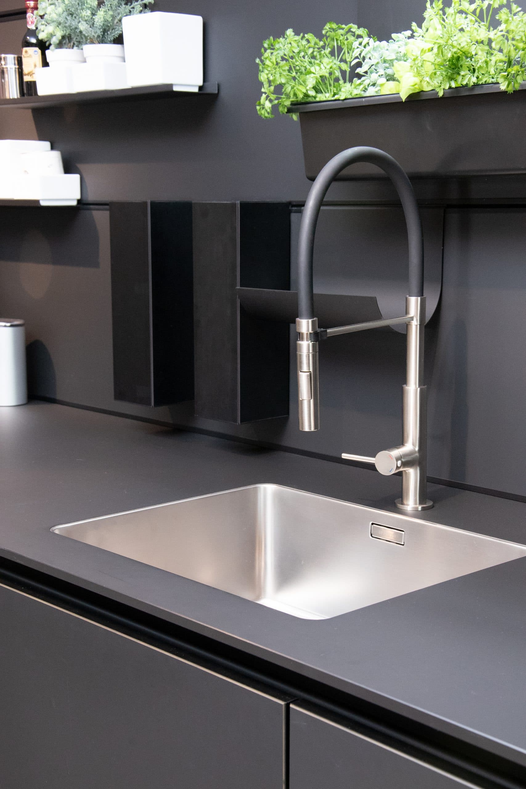Elegante Einbauküche: NX 870 Front in Onyxschwarz feinmatt, harmonisch kombiniert mit Lärche geräuchert. Diese Küche vereint modernes Design mit natürlicher Wärme. Mit individuellen Anpassungsmöglichkeiten an Ihre Räumlichkeiten wird diese Küche zum Herzstück Ihres Zuhauses. Entdecken Sie zeitlose Schönheit und Funktionalität in einer Einbauküche, die Ihre Bedürfnisse erfüllt.