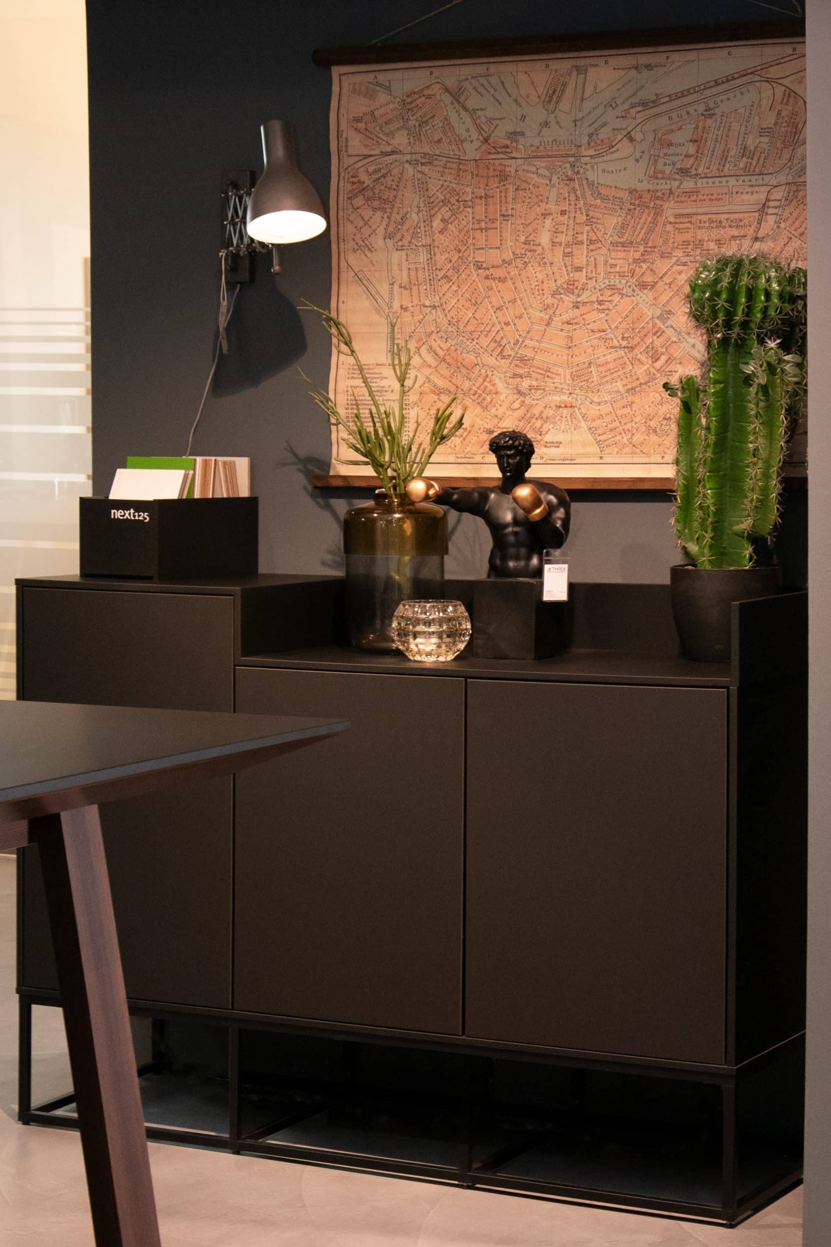 Elegante Einbauküche: NX 870 Front in Onyxschwarz feinmatt, harmonisch kombiniert mit Lärche geräuchert. Diese Küche vereint modernes Design mit natürlicher Wärme. Mit individuellen Anpassungsmöglichkeiten an Ihre Räumlichkeiten wird diese Küche zum Herzstück Ihres Zuhauses. Entdecken Sie zeitlose Schönheit und Funktionalität in einer Einbauküche, die Ihre Bedürfnisse erfüllt.