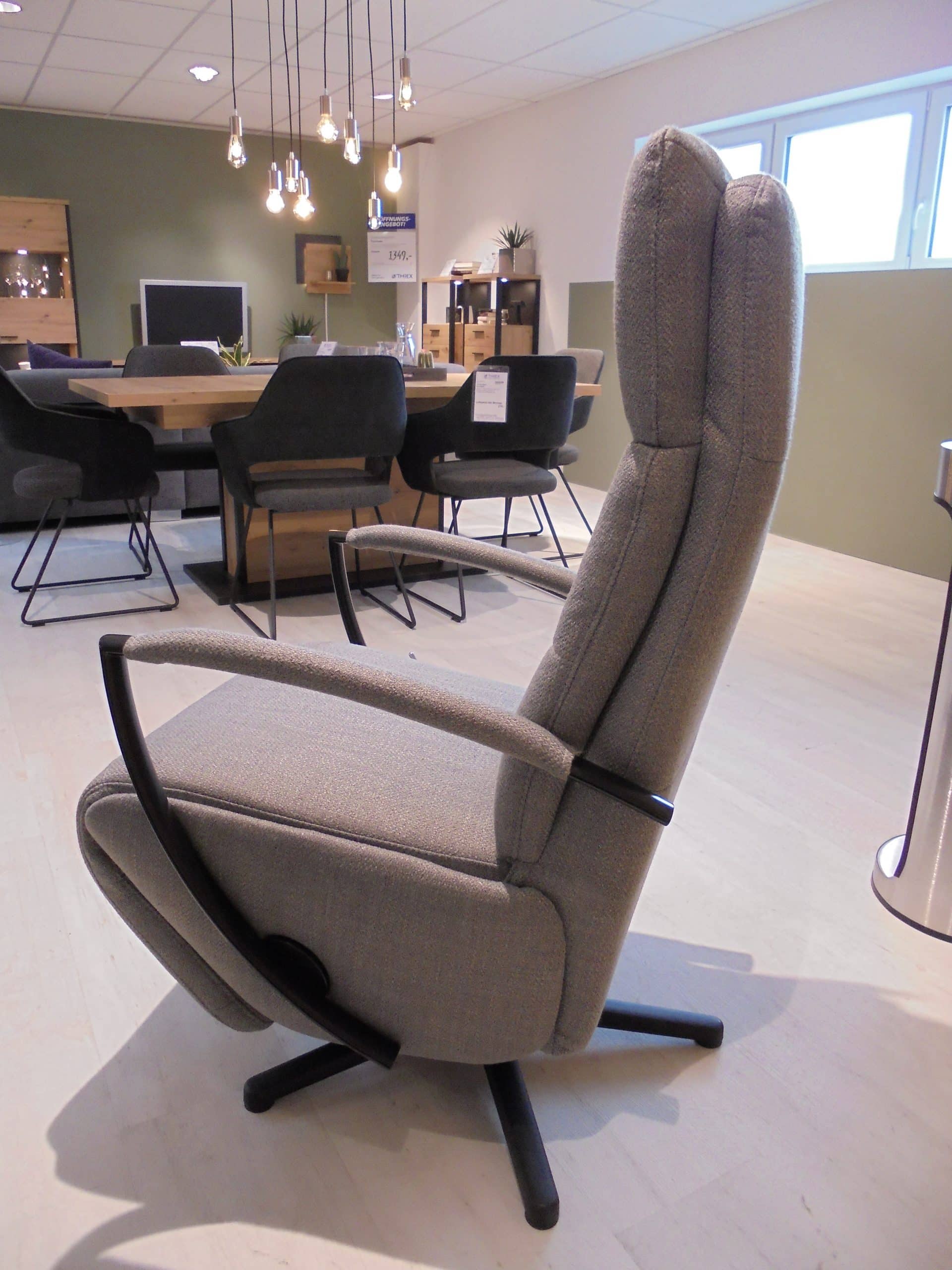 Der Relaxsessel Santa Rosa ist mit einer hochwertigen Schaum-Polsterung ausgestattet, die für optimalen Sitzkomfort sorgt. Die Gasdruck-Funktion ermöglicht es Ihnen, die Rückenlehne und Fußstütze individuell einzustellen und somit Ihre Lieblingsposition zum Relaxen zu finden. Und das Beste daran? Der Relaxsessel Santa Rosa ist derzeit im Abverkauf um ganze 32% reduziert! Greifen Sie jetzt zu und sichern Sie sich diesen hochwertigen Sessel zu einem unschlagbaren Preis. Besuchen Sie das Möbelhaus Thiex Geichlingen und überzeugen Sie sich selbst von der Qualität und dem Komfort des Relaxsessels Santa Rosa. Verpassen Sie nicht diese Gelegenheit, Ihr Wohnzimmer mit diesem exklusiven Möbelstück aufzuwerten und entspannte Stunden zu genießen.