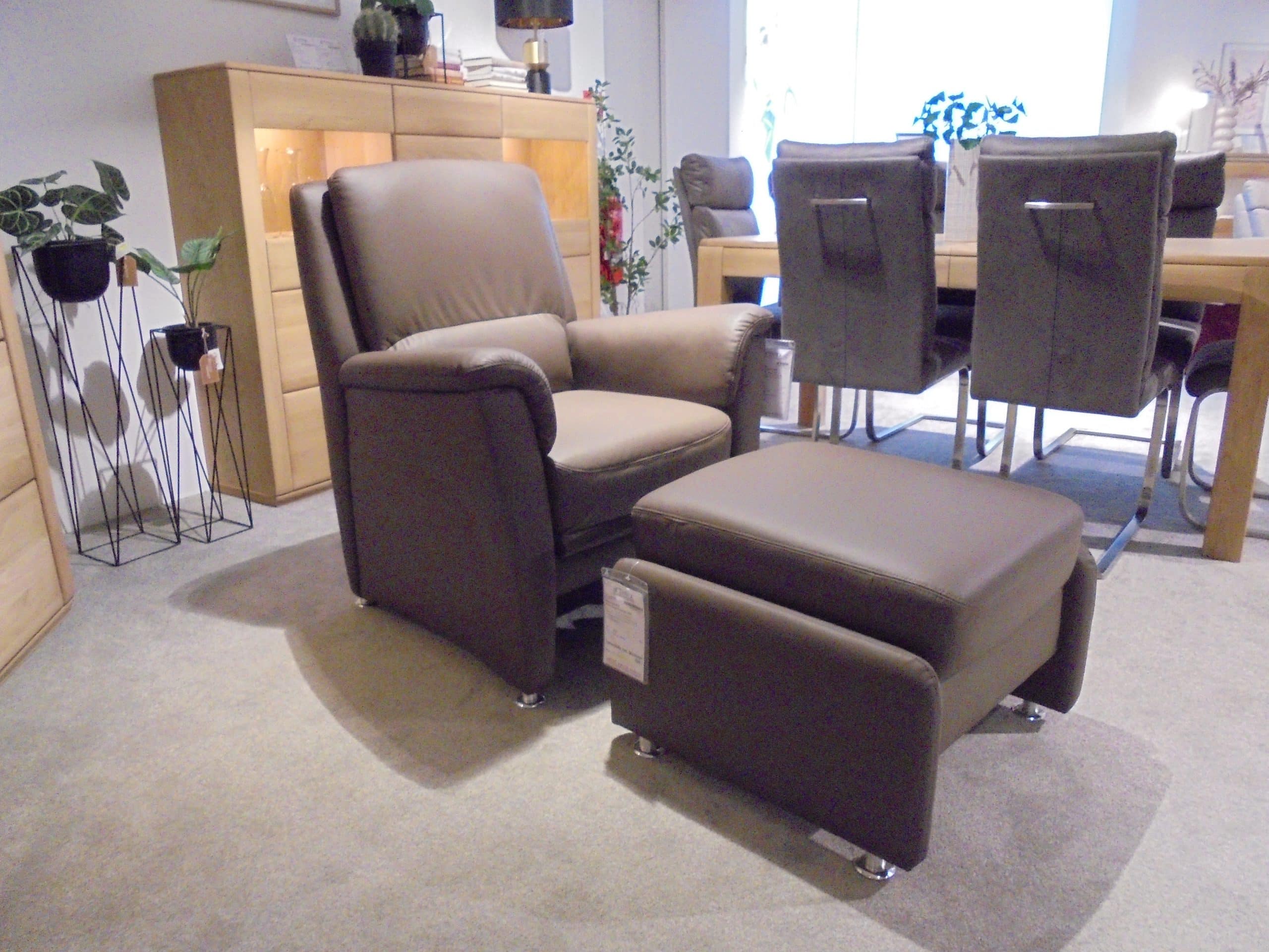 Im Möbelhaus Thiex gibt es derzeit einen Abverkauf der Polstergarnitur Premium 2400 mit Lederbezug. Die Garnitur besteht aus einem 3-Sitzer, einem 2,5-Sitzer und einem Sessel. Alle Teile sind um 31% reduziert.