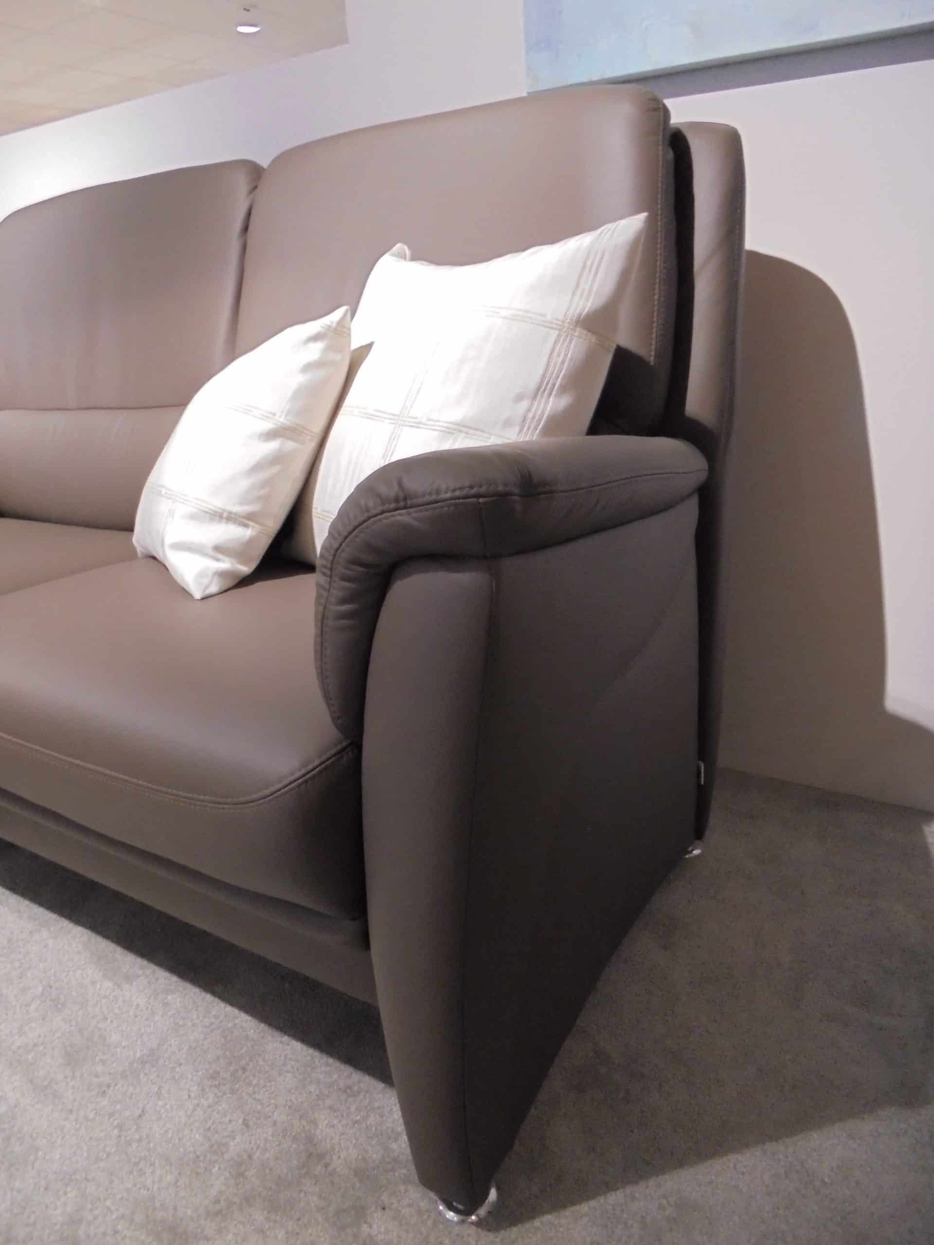 Im Möbelhaus Thiex gibt es derzeit einen Abverkauf der Polstergarnitur Premium 2400 mit Lederbezug. Die Garnitur besteht aus einem 3-Sitzer, einem 2,5-Sitzer und einem Sessel. Alle Teile sind um 31% reduziert.