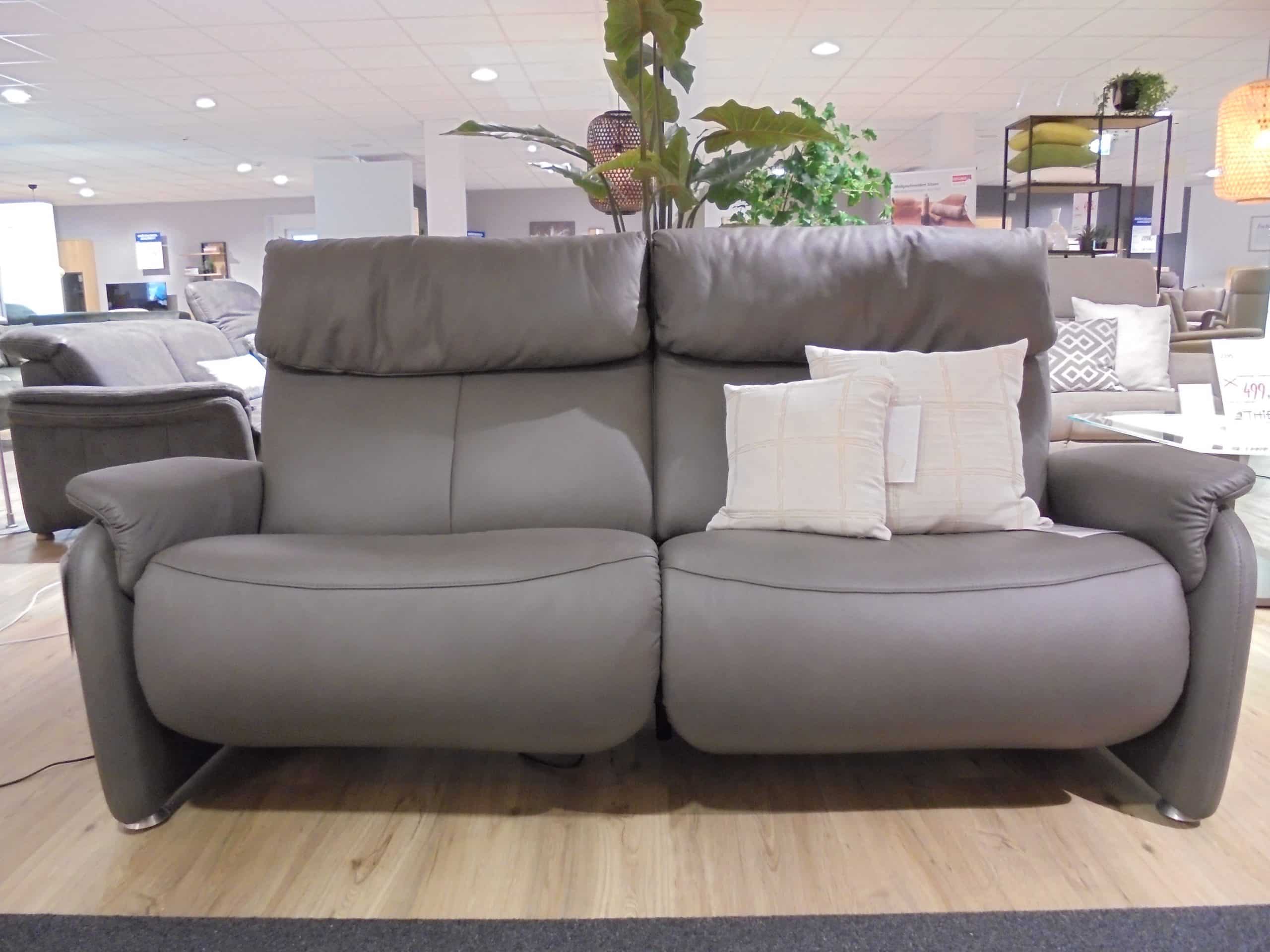 Im Möbelhaus Thiex gibt es derzeit einen Abverkauf des Sofas 4898. Das Sofa hat einen Lederbezug und verfügt über eine elektrische Funktion, zum Beispiel eine motorische Verstellung der Rückenlehne oder Fußstütze. Das Sofa ist um 30% reduziert.