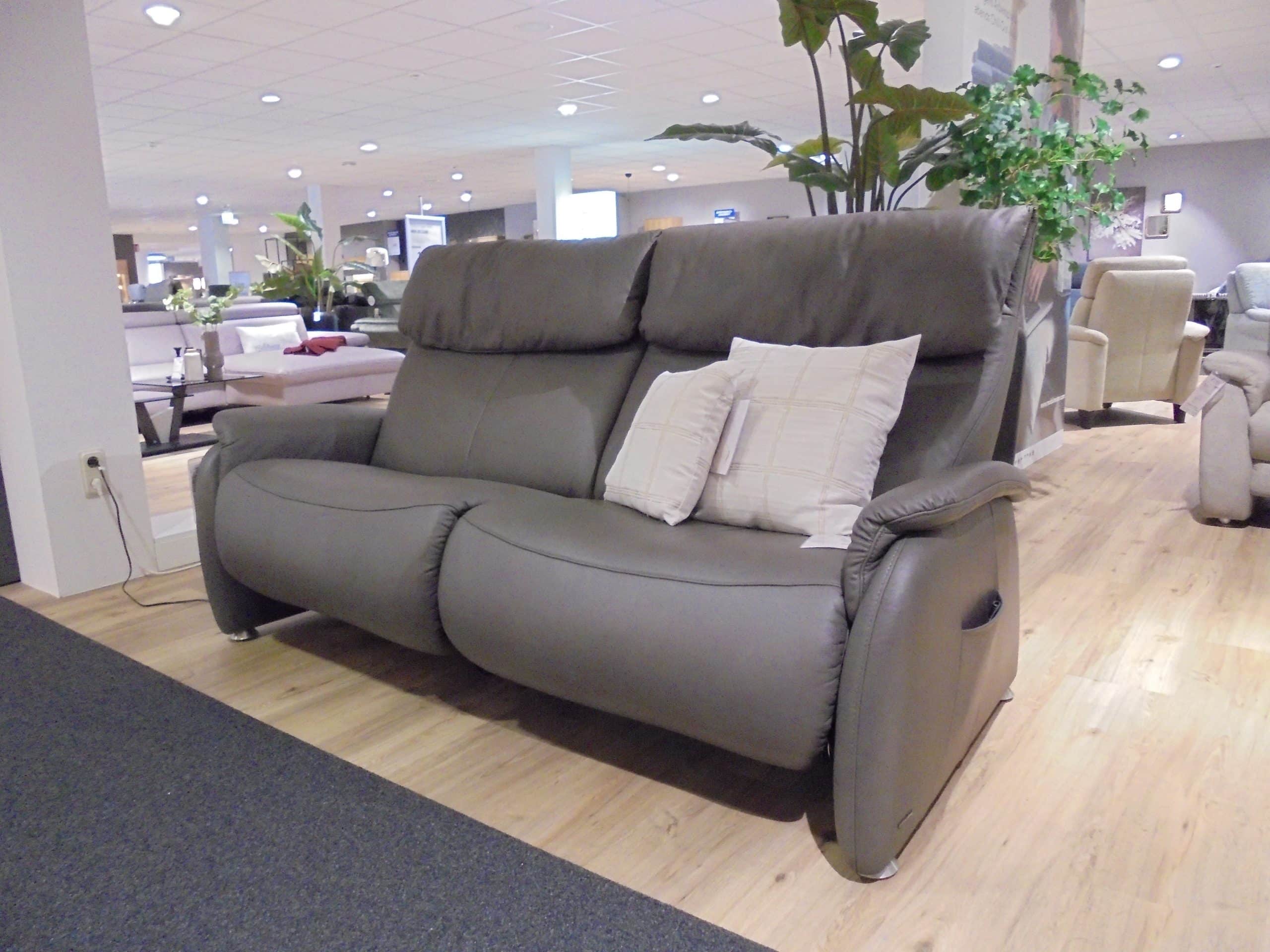 Im Möbelhaus Thiex gibt es derzeit einen Abverkauf des Sofas 4898. Das Sofa hat einen Lederbezug und verfügt über eine elektrische Funktion, zum Beispiel eine motorische Verstellung der Rückenlehne oder Fußstütze. Das Sofa ist um 30% reduziert.
