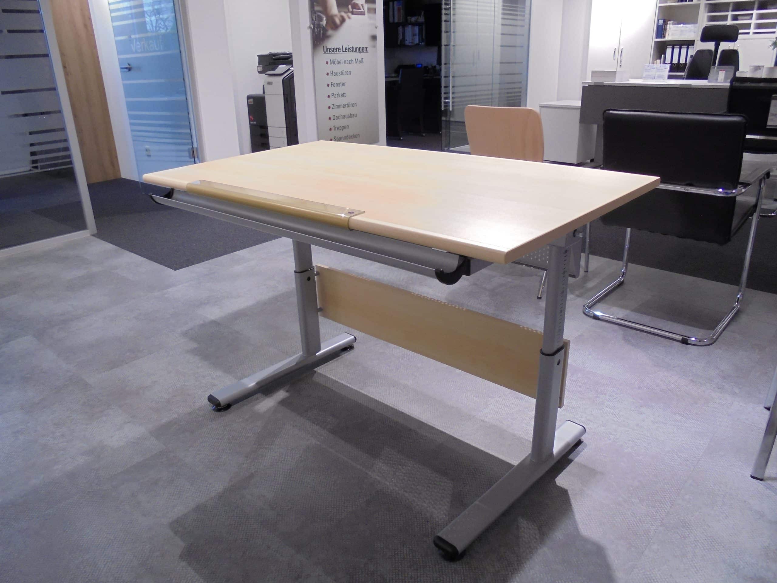 Im Möbelhaus Thiex gibt es derzeit einen Abverkauf des Schreibtisches Marco in Ahorn-Nachbildung. Der Schreibtisch hat eine Größe von 70x120 cm und ist um 32% reduziert.