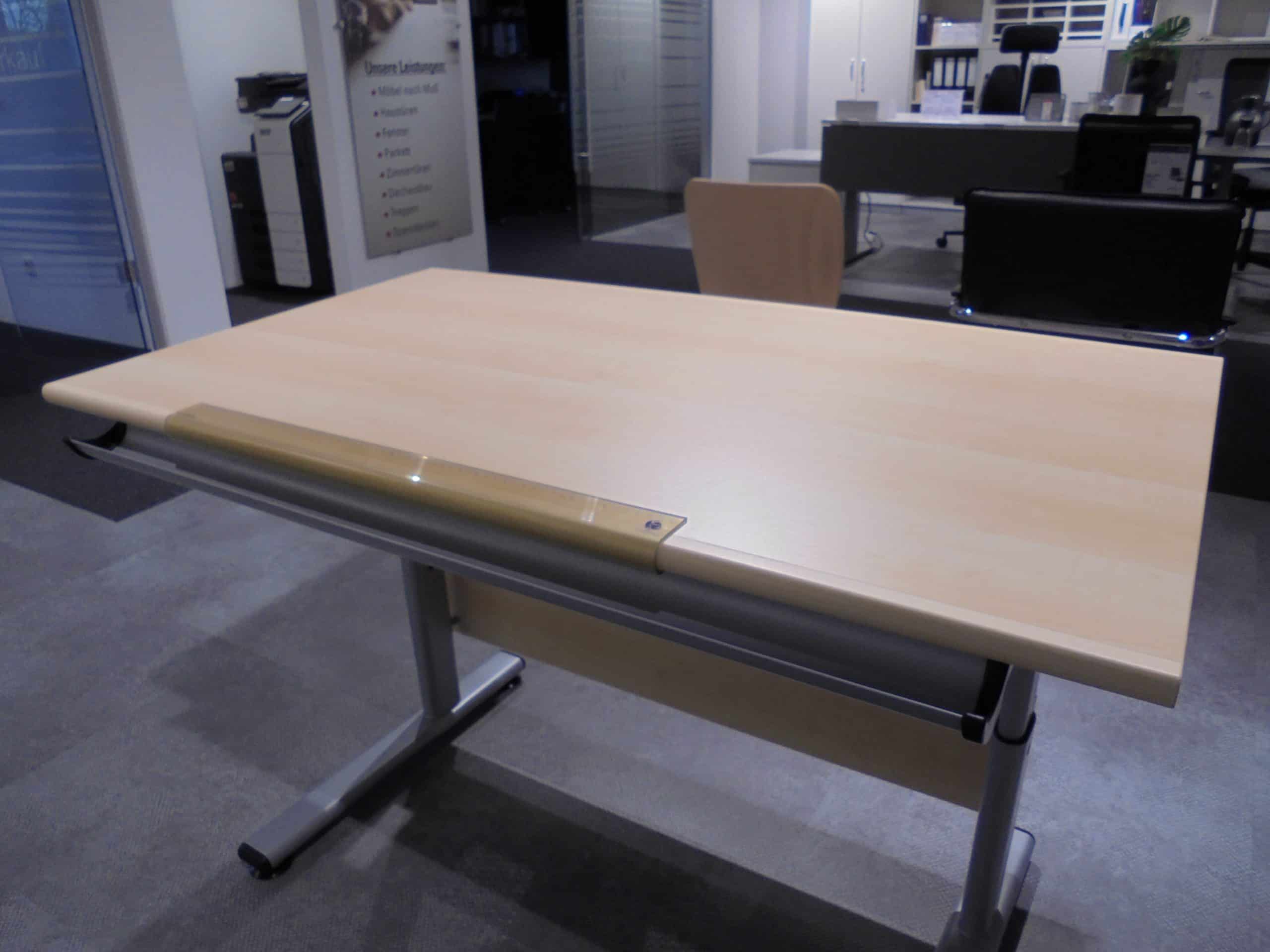 Im Möbelhaus Thiex gibt es derzeit einen Abverkauf des Schreibtisches Marco in Ahorn-Nachbildung. Der Schreibtisch hat eine Größe von 70x120 cm und ist um 32% reduziert.