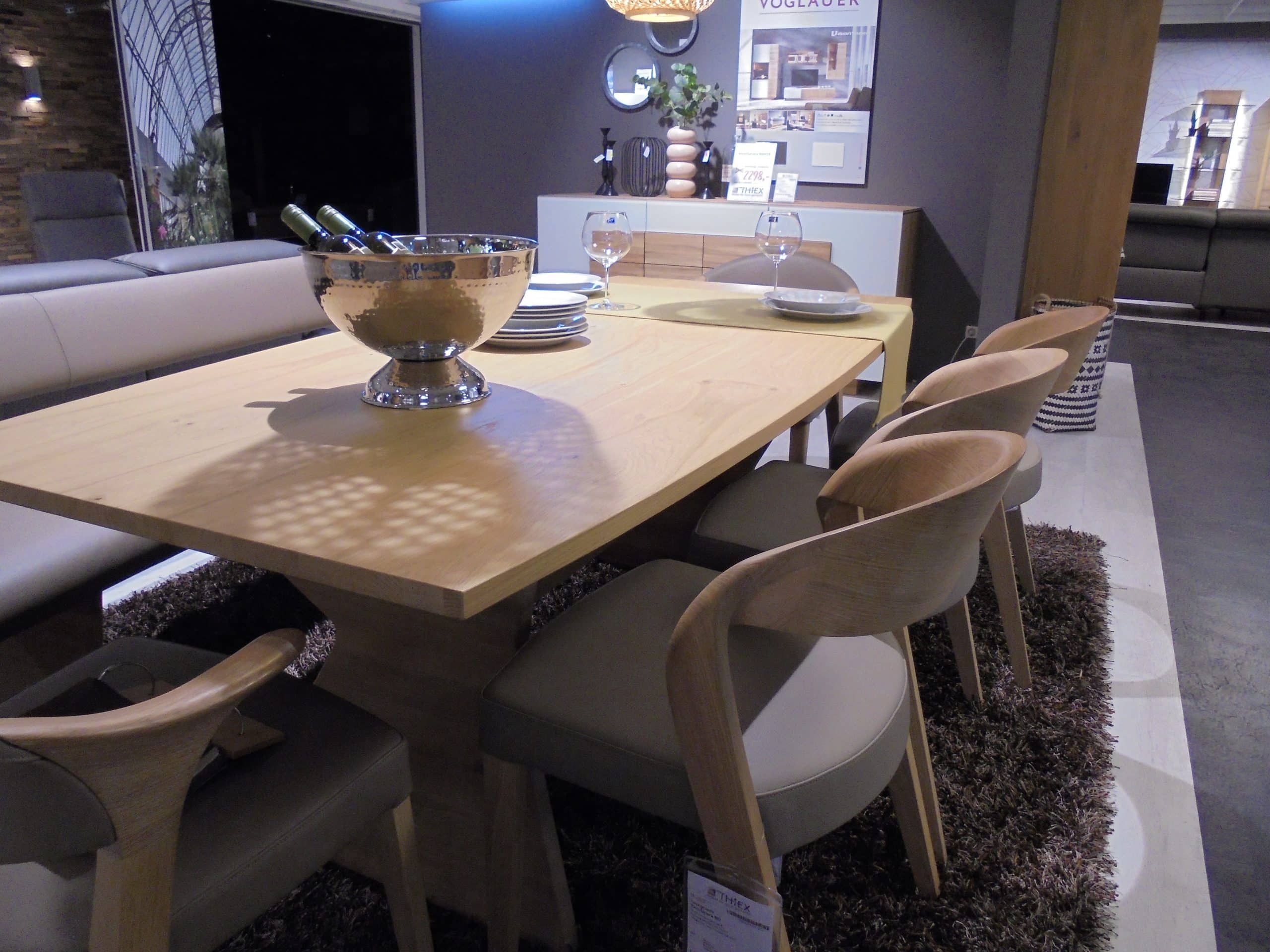Im Möbelhaus Thiex gibt es derzeit einen Abverkauf der Tischgruppe Vmontanara in wildeiche teilmassiv geölt mit Lederbezug. Die Tischgruppe besteht aus einer Bank, einem Tisch mit Ansteckplatte, 3 Stühlen und 2 Armlehnstühlen. Die gesamte Tischgruppe ist um 30% reduziert.