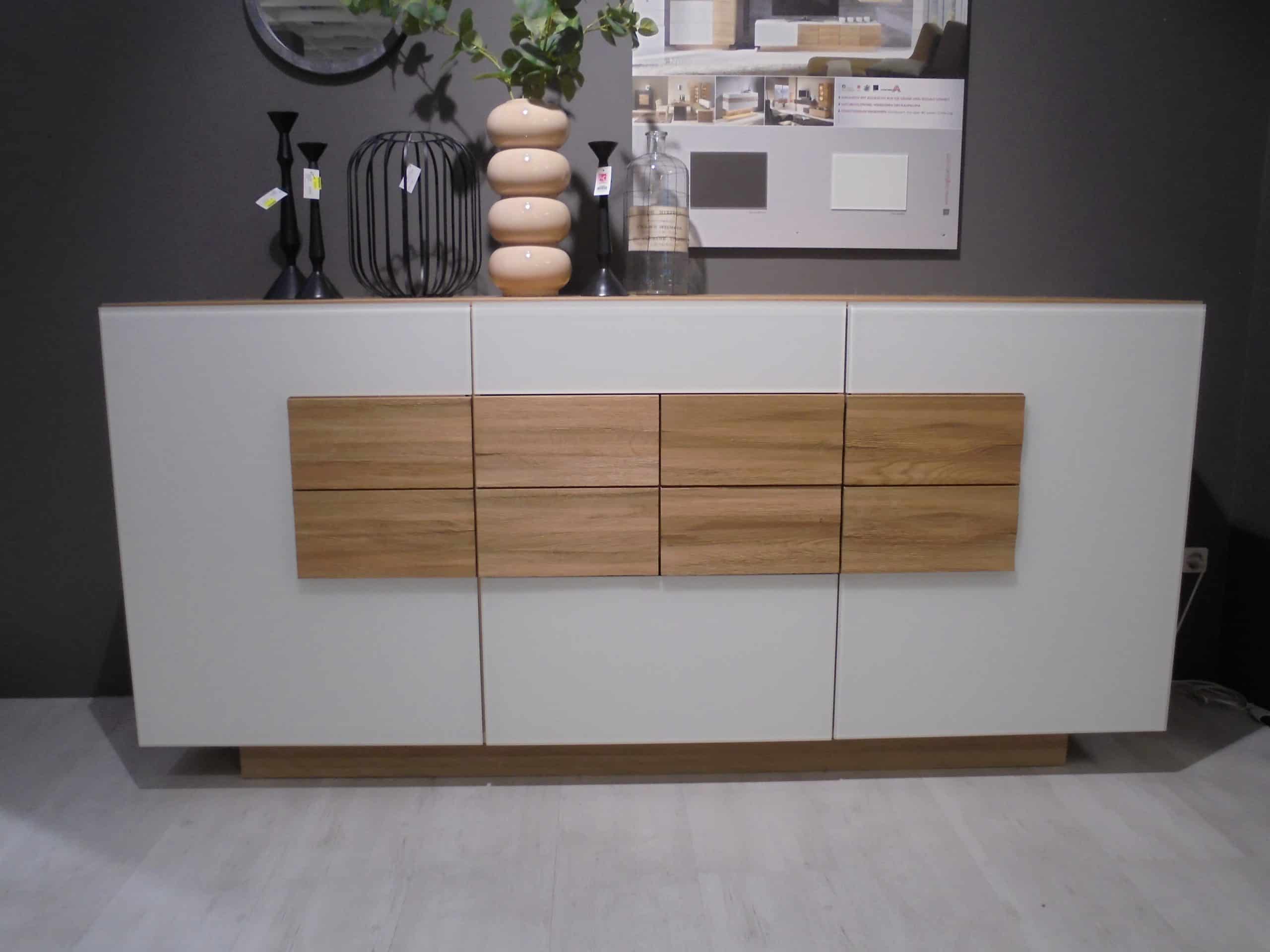 Im Möbelhaus Thiex gibt es derzeit einen Abverkauf des Sideboards Vmontanara in wildeiche teilmassiv geölt. Das Sideboard ist um 31% reduziert und bietet viel Stauraum für Geschirr, Besteck oder andere Gegenstände. Es ist ein hochwertiges Möbelstück, das sich durch seine natürliche Optik auszeichnet.