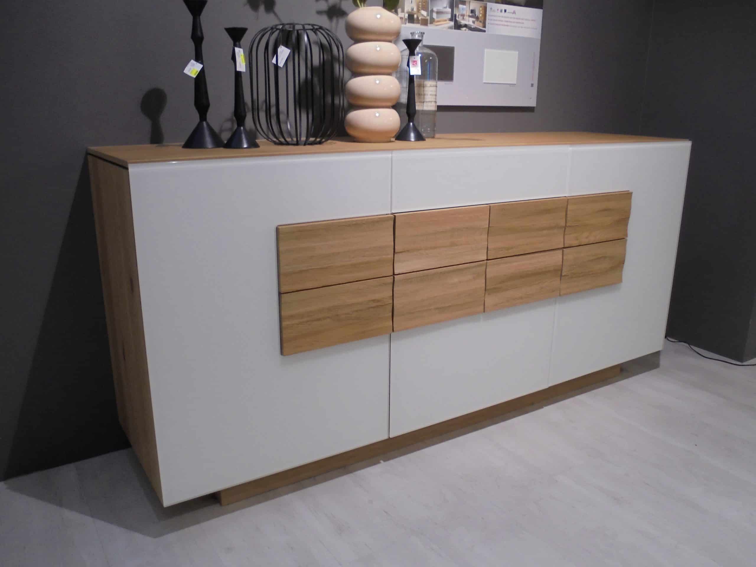 Im Möbelhaus Thiex gibt es derzeit einen Abverkauf des Sideboards Vmontanara in wildeiche teilmassiv geölt. Das Sideboard ist um 31% reduziert und bietet viel Stauraum für Geschirr, Besteck oder andere Gegenstände. Es ist ein hochwertiges Möbelstück, das sich durch seine natürliche Optik auszeichnet.