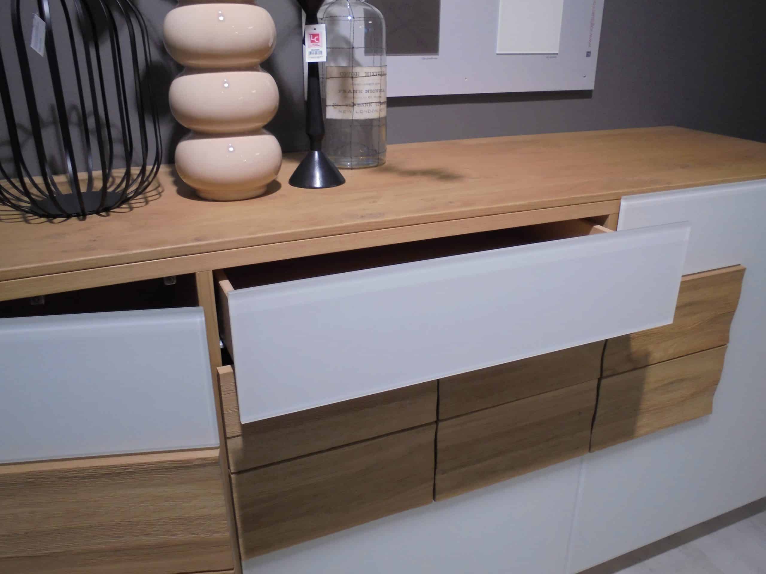 Im Möbelhaus Thiex gibt es derzeit einen Abverkauf des Sideboards Vmontanara in wildeiche teilmassiv geölt. Das Sideboard ist um 31% reduziert und bietet viel Stauraum für Geschirr, Besteck oder andere Gegenstände. Es ist ein hochwertiges Möbelstück, das sich durch seine natürliche Optik auszeichnet.