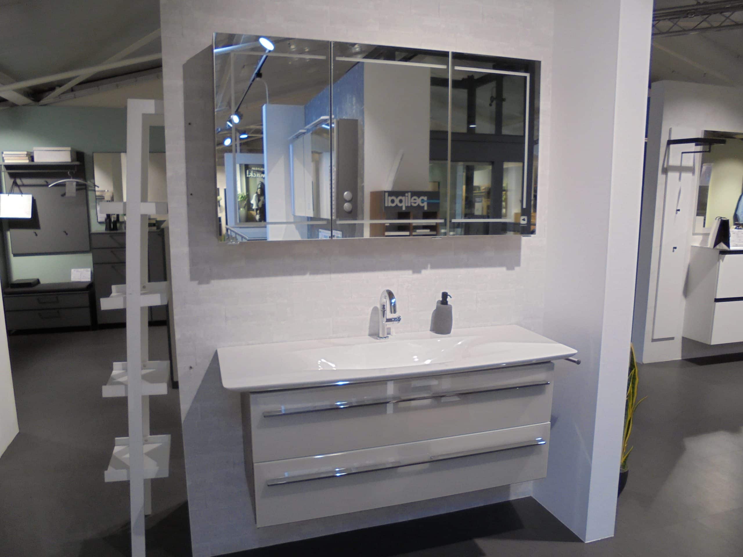 Das Möbelhaus Thiex bietet das Badprogramm Leonardo 112 mit einer Front aus Glas Perlmutt im Abverkauf an. Das Set beinhaltet einen Mineralmarmor-Waschtisch und einen Einhandmischer. Der Preis ist um 41% reduziert.