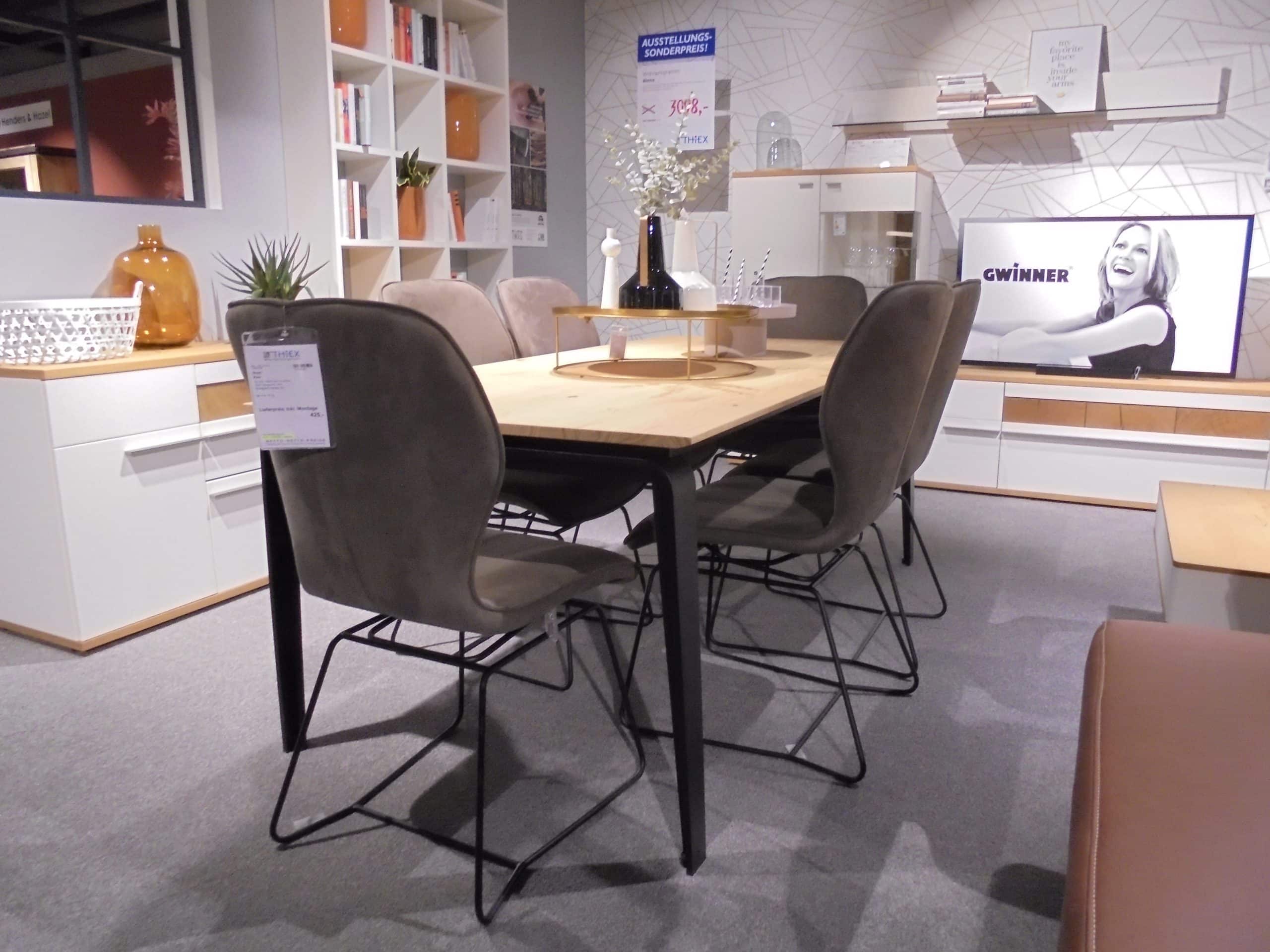 Tischgruppe ET524/Kaia bestehend aus Esstisch 95 x 200 cm mit Kopfauszug 100 cm und 6 Stühlen mit Stoffbezug bei Möbelhaus Thiex im Abverkauf über 30 % reduziert.