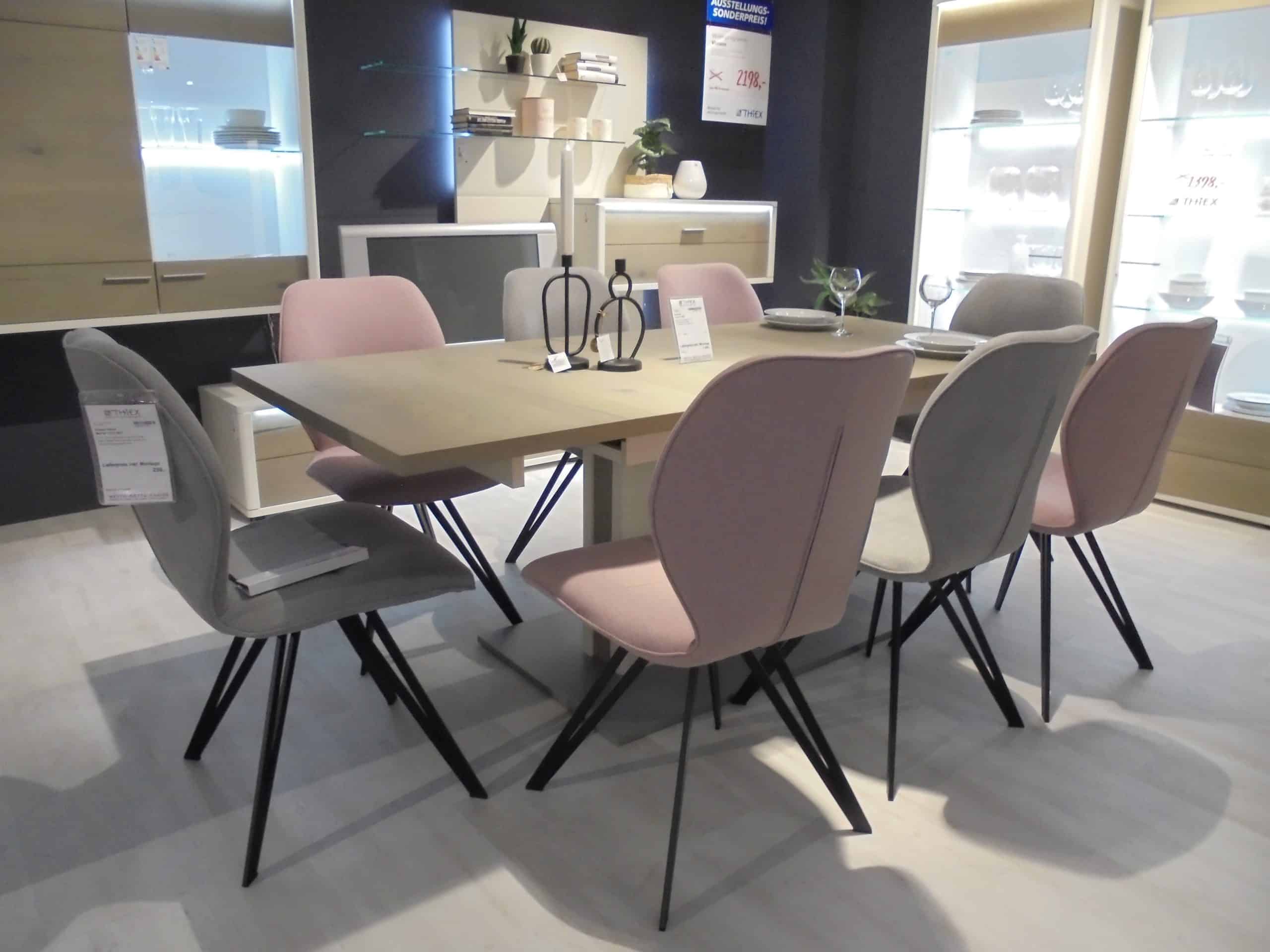 Tischgruppe Viviano/Merlot bestehend aus Esstisch 90 x 160/205 cm und 8 Stühlen mit Gestell schwarz bei Möbel Thiex im Abverkauf über 39 % reduziert.