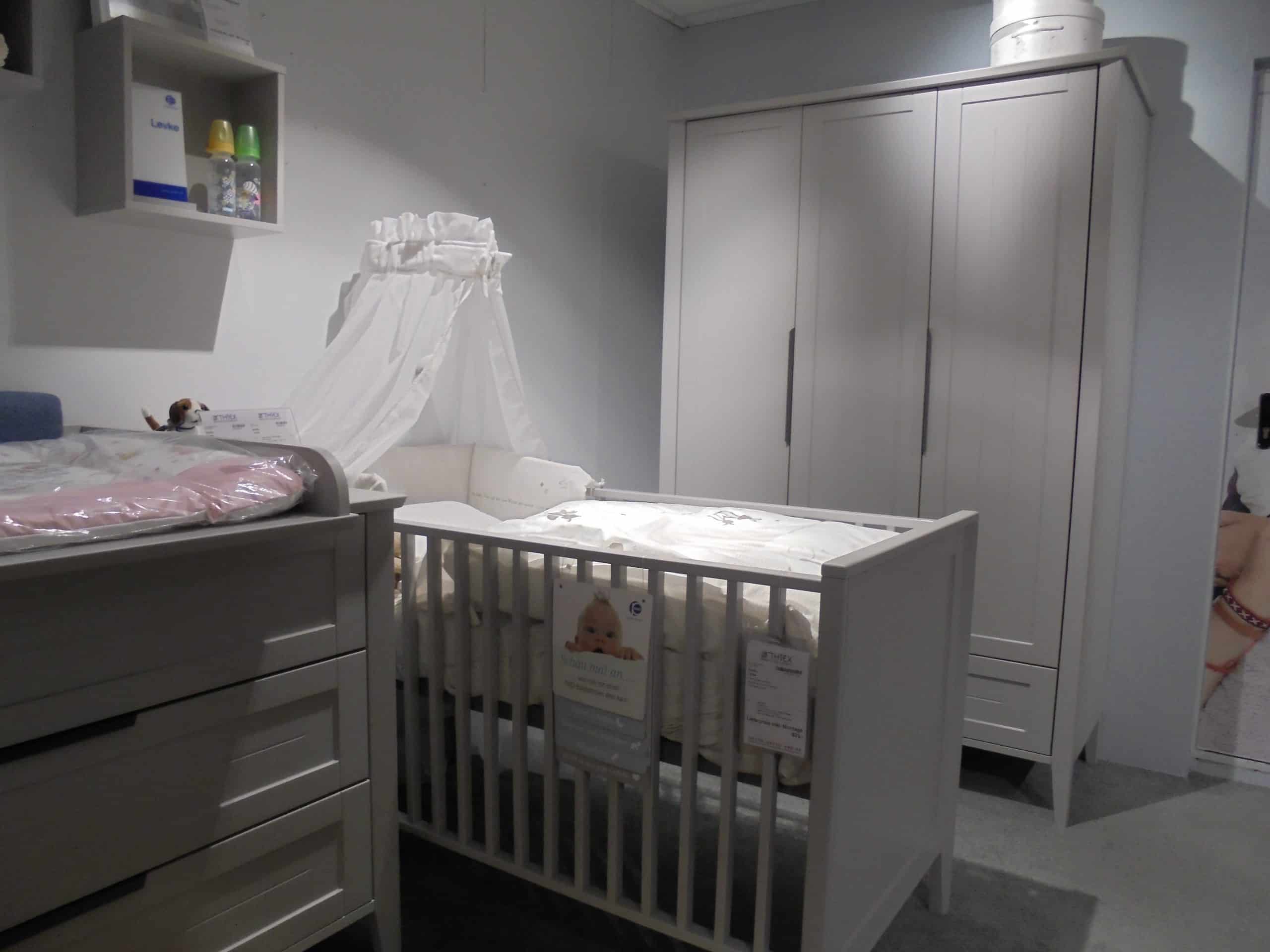 Babyzimmer Levke in kieselgrau, bestehend aus Babybett, Wickelkommode , Kleiderschrank und 3 Wandboxen, bei Möbelhaus Thiex im Abverkauf über 30 % reduziert.