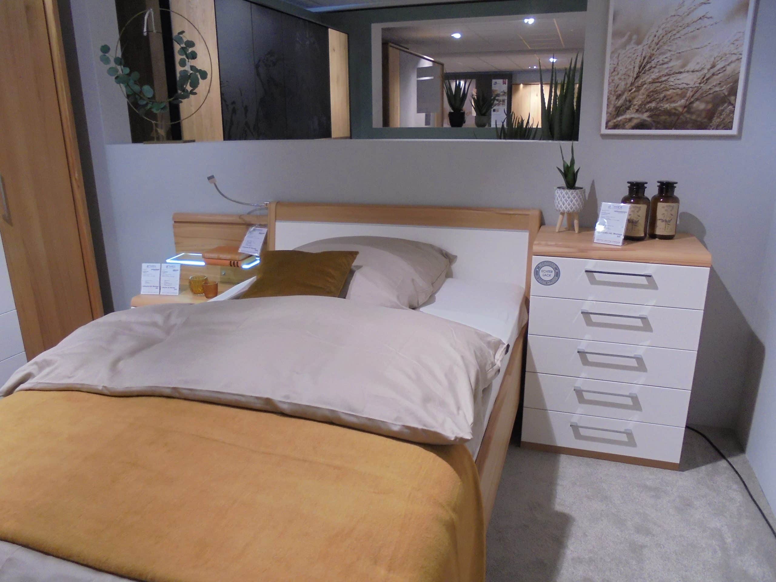 Schlafzimmer Comfort-V in Kernbuche Echtholz furniert/Lack weiß bei Möbelhaus Thiex im Abverkauf um über 30 % reduziert.