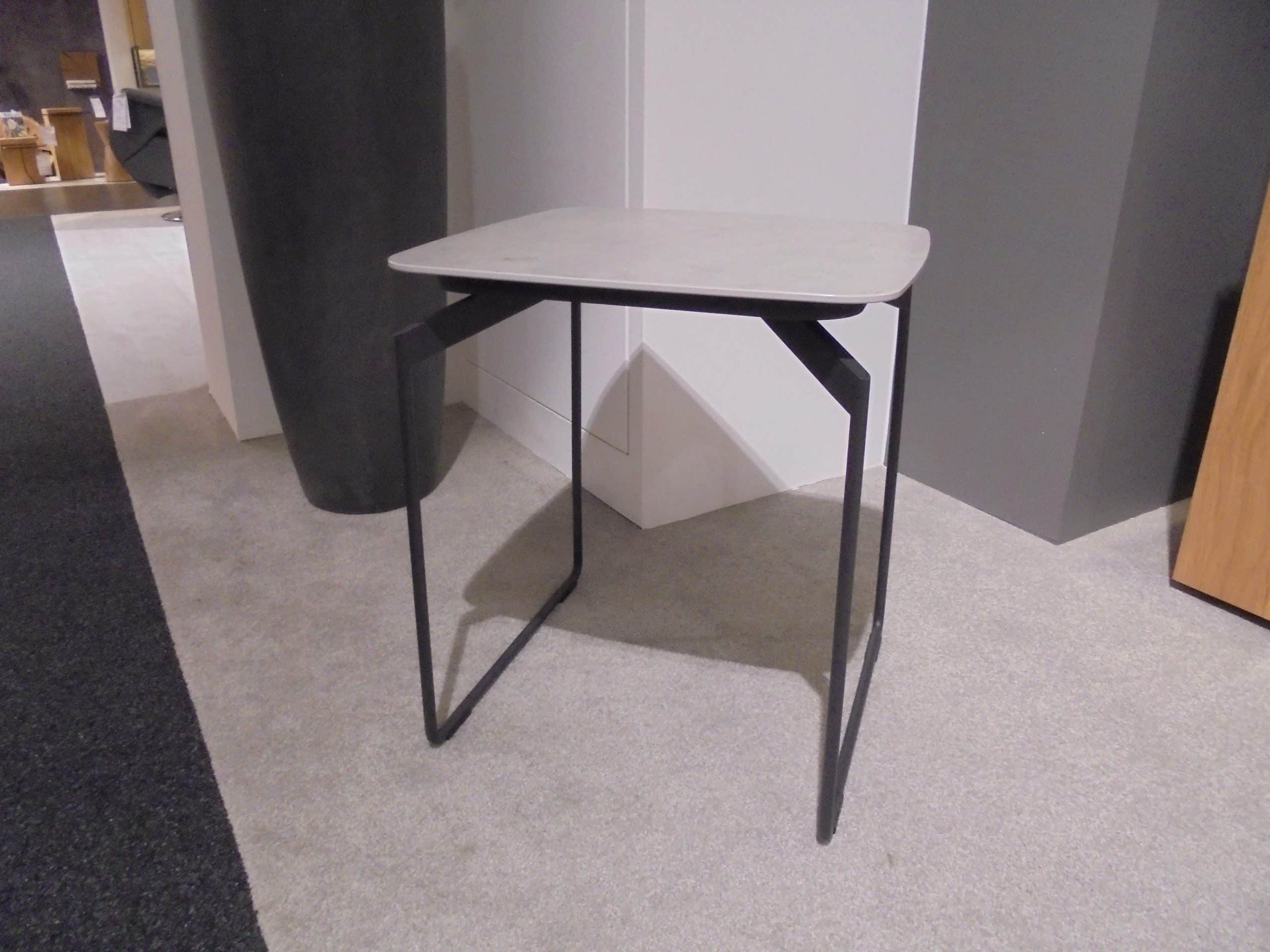 Beistelltisch 4540 mit Platte Keramik beton und Metallgestell anthrazit matt, 43 x 43 cm und 49 cm hoch, bei Möbelhaus Thiex zum Abverkauf über 32 % reduziert.