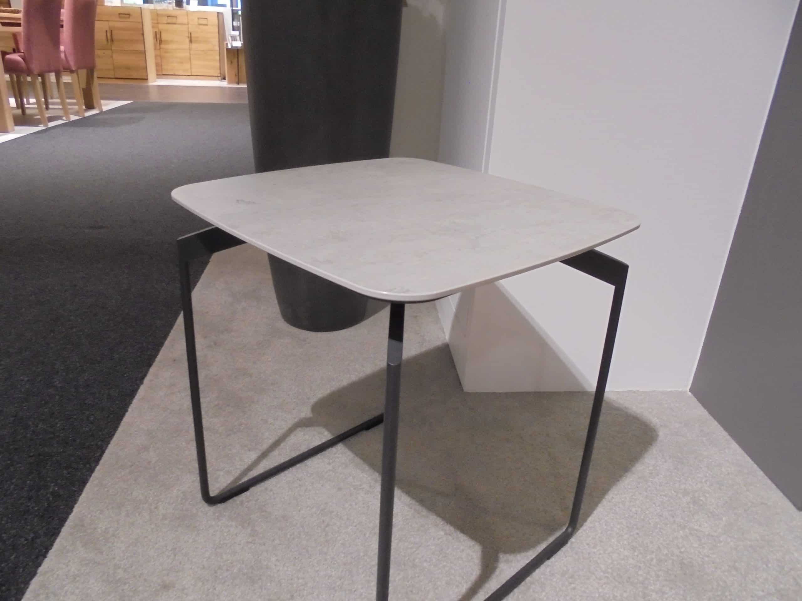 Beistelltisch 4540 mit Platte Keramik beton und Metallgestell anthrazit matt, 43 x 43 cm und 49 cm hoch, bei Möbelhaus Thiex zum Abverkauf über 32 % reduziert.