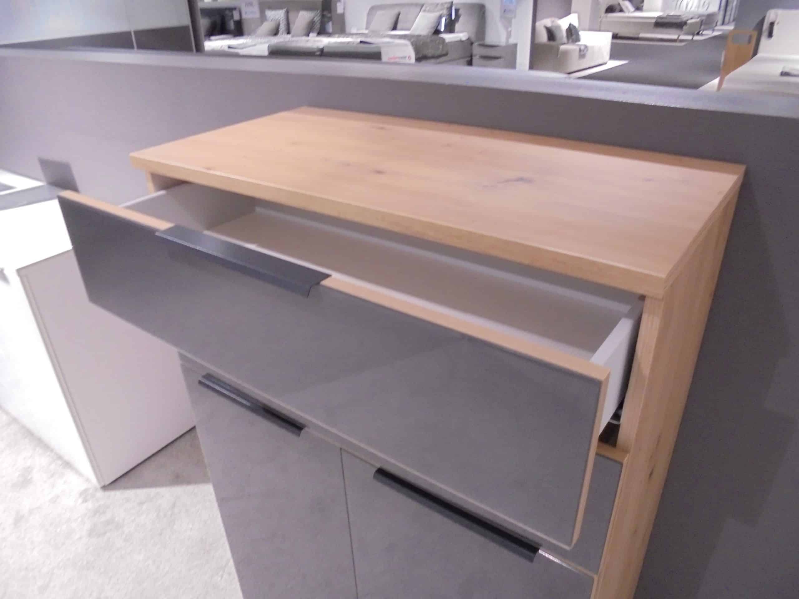 Kommode Sinfonie Plus in Anthrazitglas/Dekor Artisan Eiche bei Möbelhaus Thiex im Abverkauf über 33 % reduziert.
