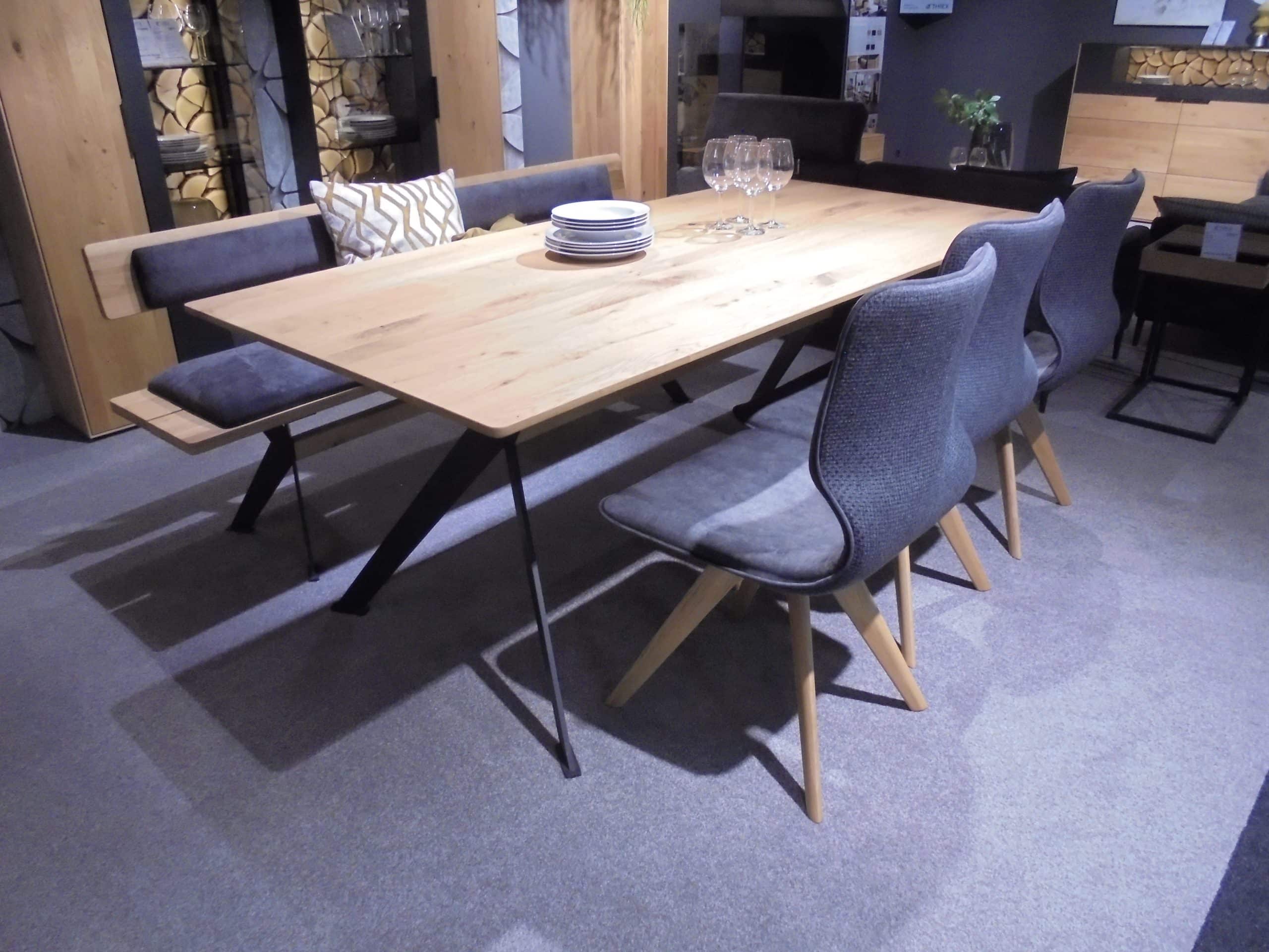 Bankgruppe WM 2140 in Wildeiche massiv mit Metall schwarz, bestehend aus Tisch, Bank und 3 Stühlen, bei Möbelhaus Thiex im Abverkauf über 30 % reduziert.