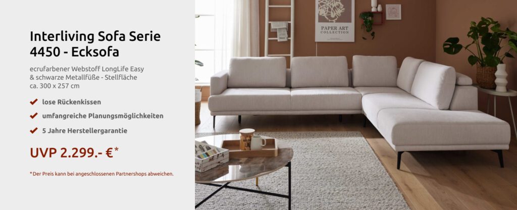 Hellgraues L-förmiges Sofa in einem modernen Wohnzimmer mit Holzfußboden und minimalistischem Dekor.