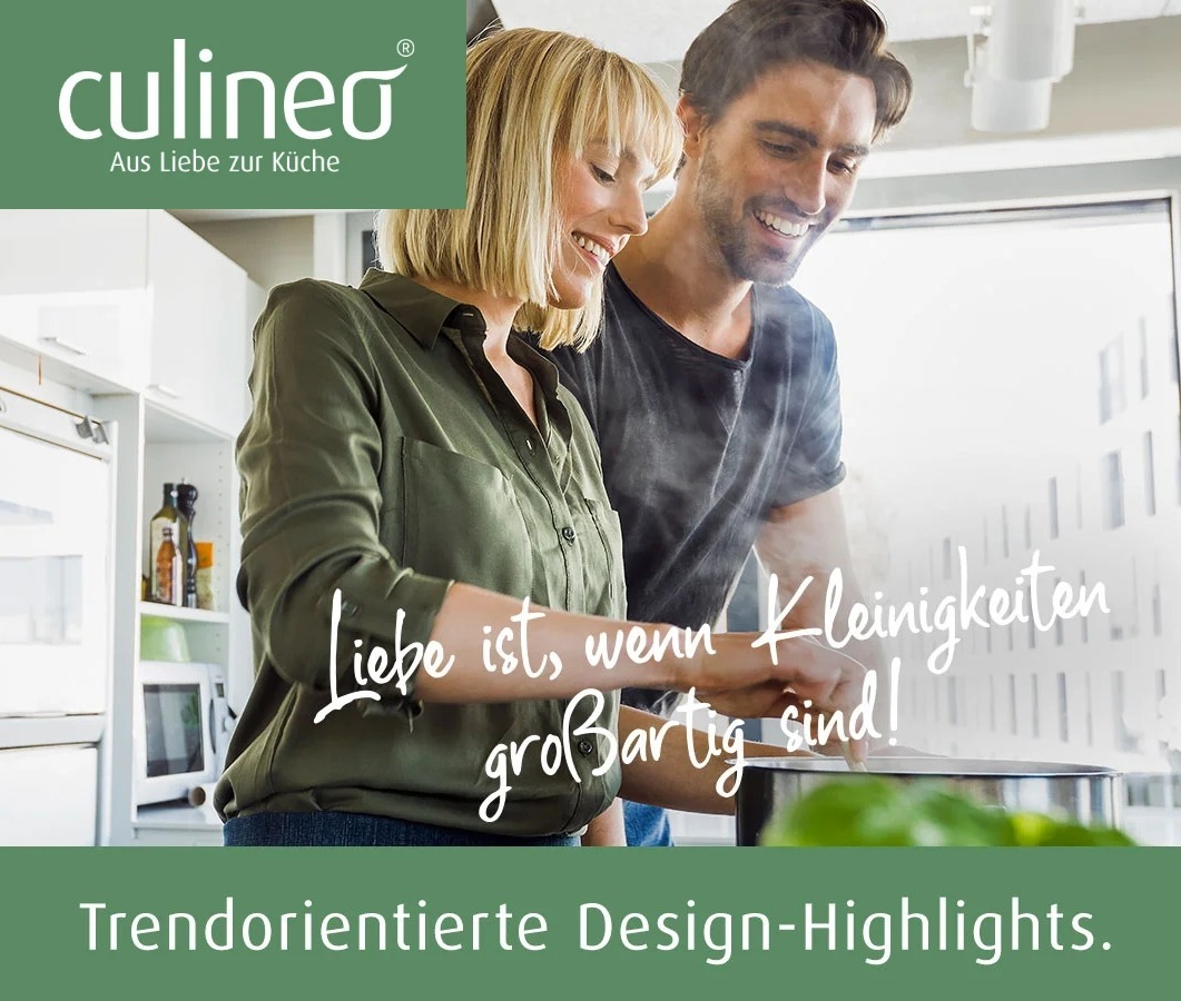 Ein lächelnder Mann und eine lächelnde Frau kochen gemeinsam in einer hellen Küche und genießen die Gesellschaft des jeweils anderen.