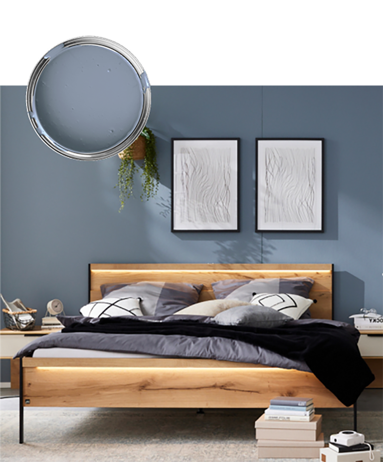 Ein modernes Schlafzimmer mit blauen Wänden, einem Holzbettgestell, abstrakter Kunst und einer blauen Farbdose in der oberen linken Ecke.
