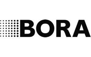 Das Wort BORA in fetten schwarzen Buchstaben, mit einem Muster aus schwarzen Punkten, die am linken Rand des Textes verblassen.