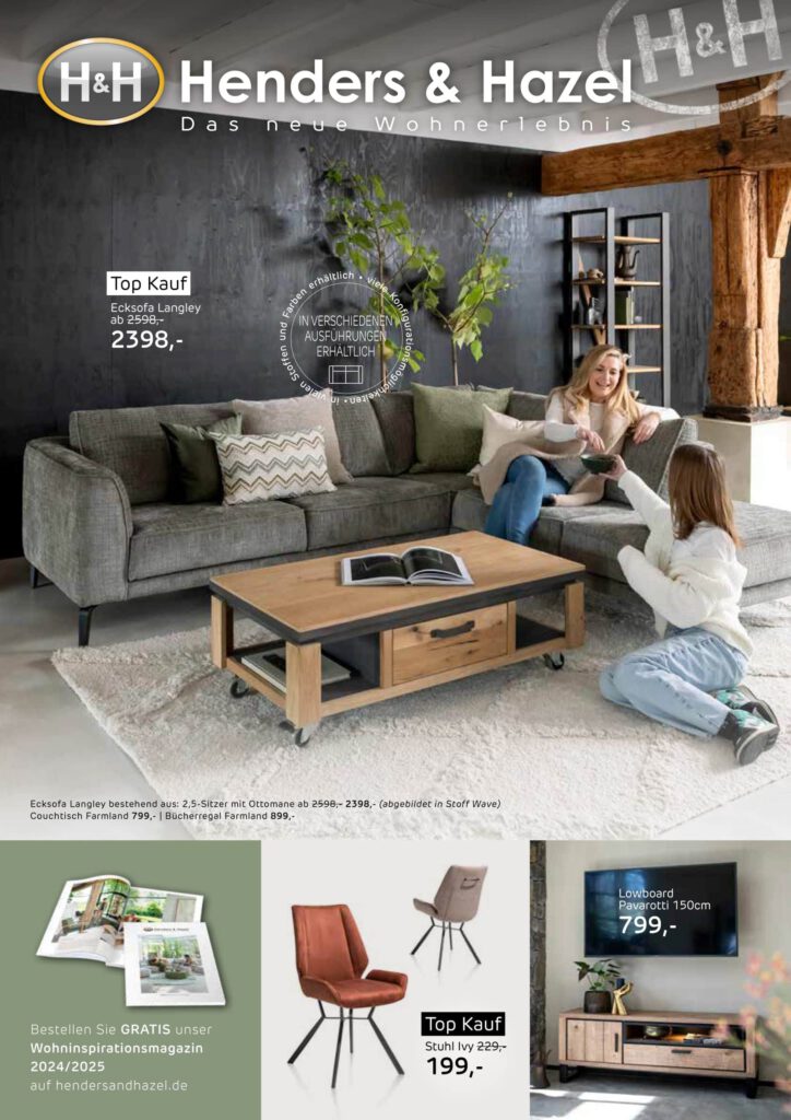 Ein modernes Wohnzimmer mit einem grauen Sektionssofa, zwei Frauen, die sich unterhalten, einem spielenden Kind und einem Holzbalkendekor.