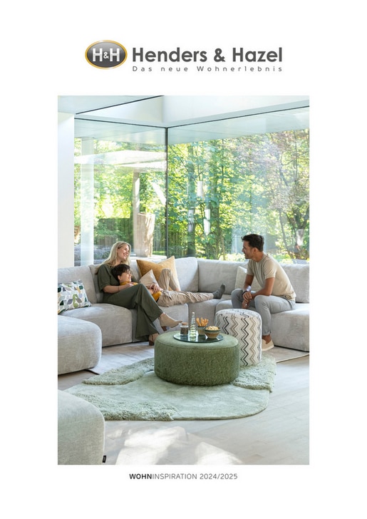 Drei Personen sitzen und unterhalten sich in einem modernen Wohnzimmer mit großen Fenstern und einer grünen Umgebung. Das Branding von Henders & Hazel ist oben abgebildet.