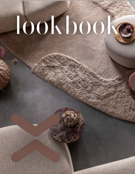 Neutrales, modernes Wohnzimmer mit beigen und braunen Möbeln, strukturiertem Teppich und Lookbook-Text am oberen Rand.