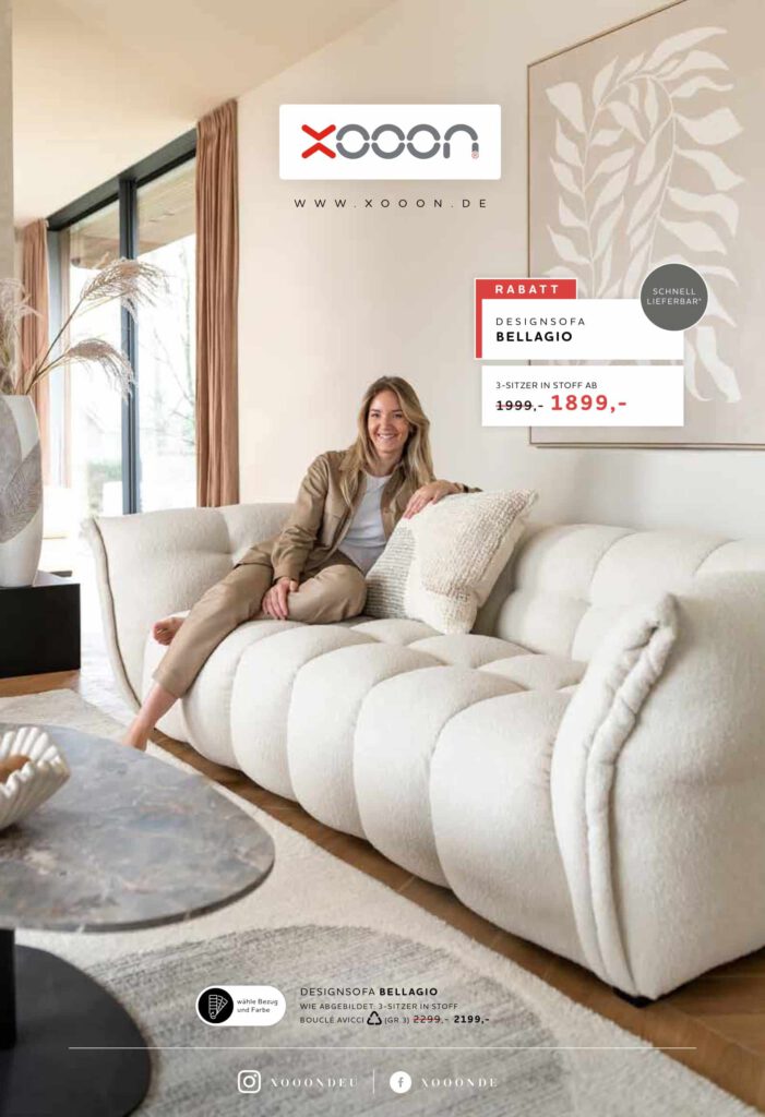 Frau sitzt auf einem weißen, modernen Sofa in einem hellen Wohnzimmer mit großen Fenstern und stilvollem Dekor.