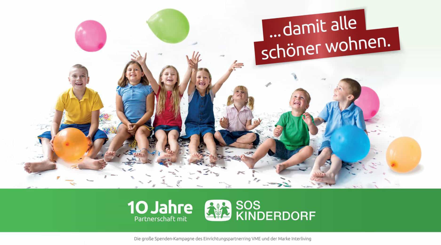 Sieben lächelnde Kinder sitzen mit Luftballons und Konfetti auf einer Bank und werben für 10 Jahre Partnerschaft mit SOS Kinderdorf.