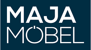 Weißer Text MAJA MÖBEL auf dunkelblauem Hintergrund, mit moderner, fetter Schriftart.