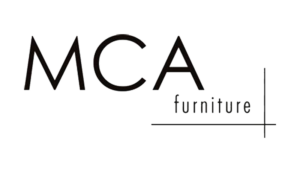 MCA-Möbel-Logo mit großem MCA und kleineren Möbeln neben zwei sich kreuzenden Linien auf hellem Hintergrund.