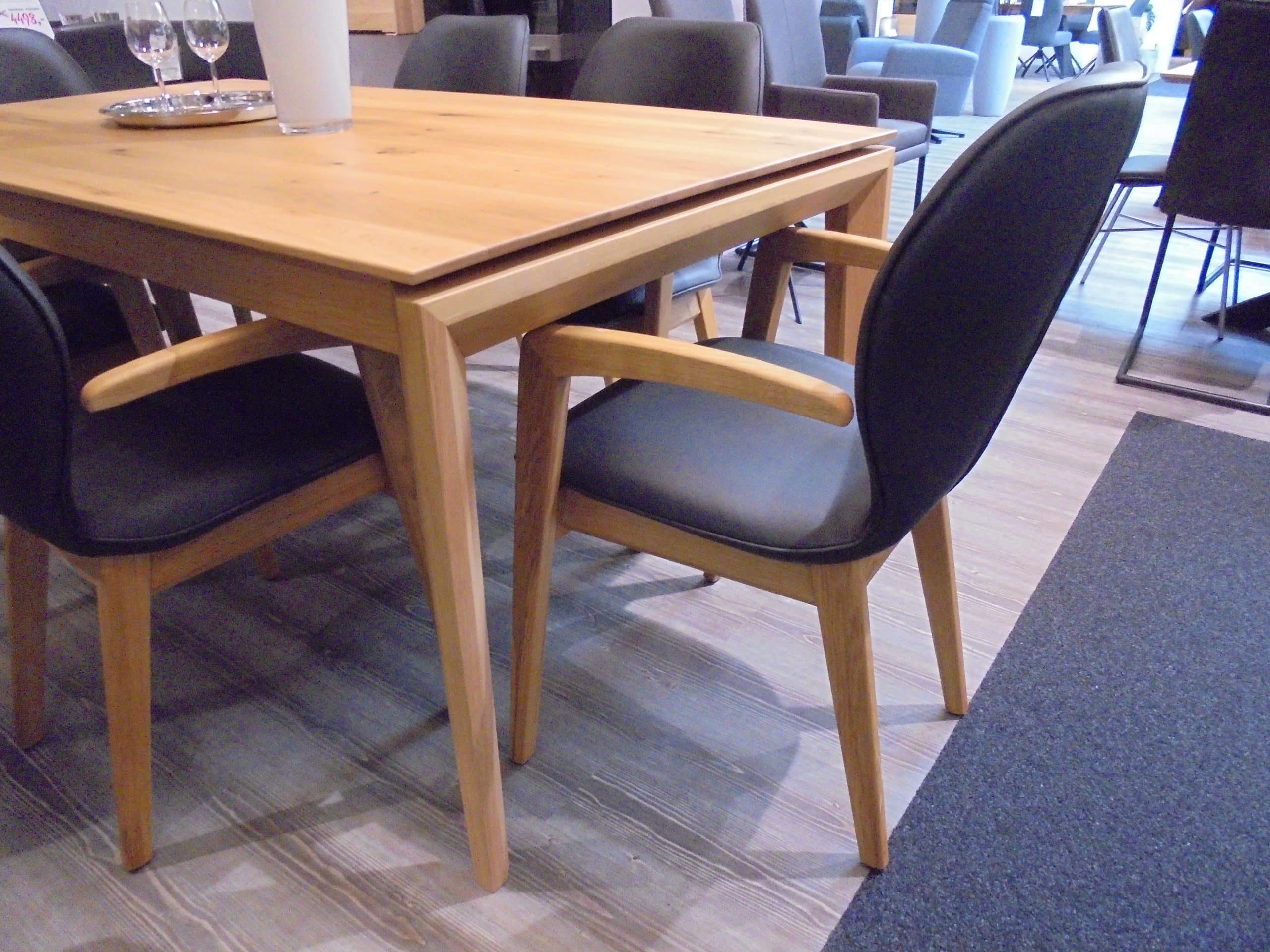 Tischgruppe Sonate und Pinot, bestehend aus Esstisch 100 x 180/277 cm und 6 Armlehnstühlen, bei Möbelhaus Thiex im Abverkauf über 31 % reduziert.