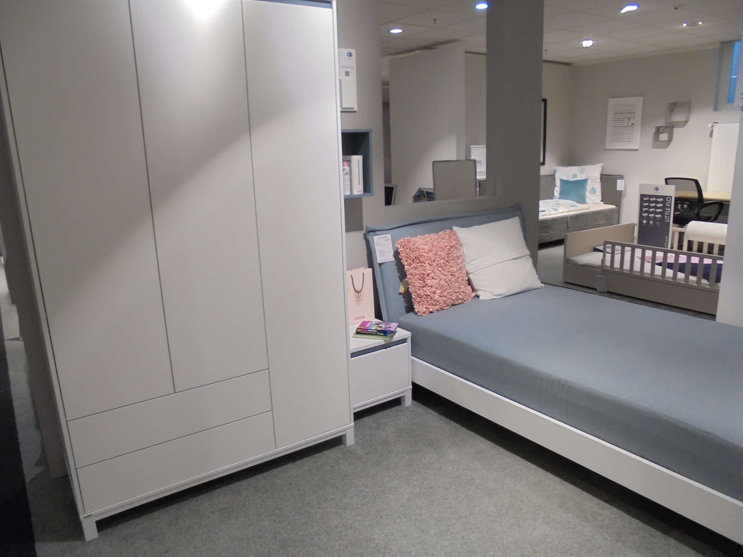 Jugendzimmer Home Base in Kreideweiß, bestehend aus Relax-Liege, Nachtkommode, Wandbox und Kleiderschrank, bei Möbelhaus Thiex im Abverkauf über 30 % reduziert.