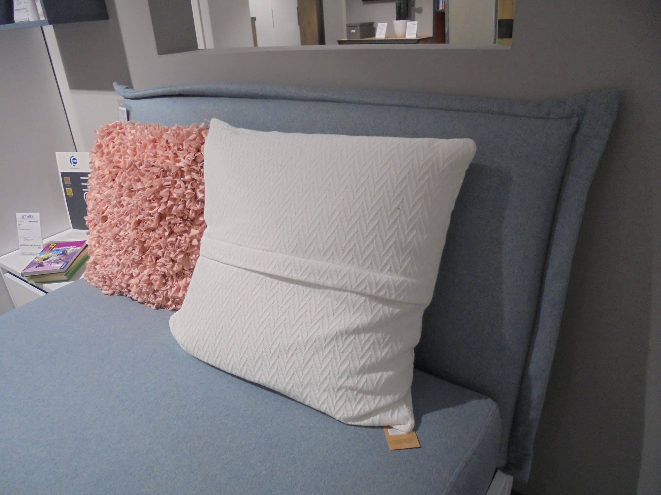 Jugendzimmer Home Base in Kreideweiß, bestehend aus Relax-Liege, Nachtkommode, Wandbox und Kleiderschrank, bei Möbelhaus Thiex im Abverkauf über 30 % reduziert.